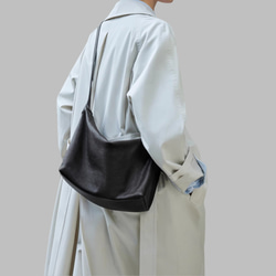 一款具有東方美學風格的雙肩真皮單肩包 | 水染真皮材質，配有可調式肩帶 第3張的照片