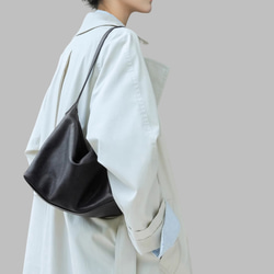 一款具有東方美學風格的雙肩真皮單肩包 | 水染真皮材質，配有可調式肩帶 第2張的照片