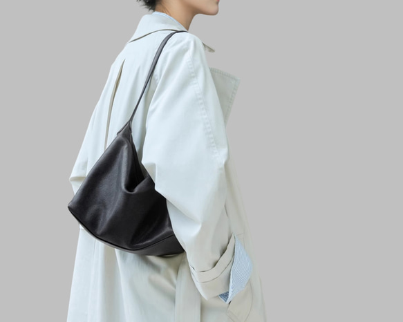 一款具有東方美學風格的雙肩真皮單肩包 | 水染真皮材質，配有可調式肩帶 第2張的照片