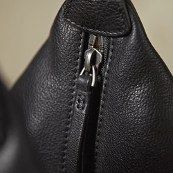 一款具有東方美學風格的雙肩真皮單肩包 | 水染真皮材質，配有可調式肩帶 第6張的照片