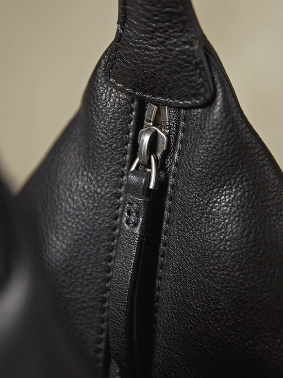 一款具有東方美學風格的雙肩真皮單肩包 | 水染真皮材質，配有可調式肩帶 第6張的照片