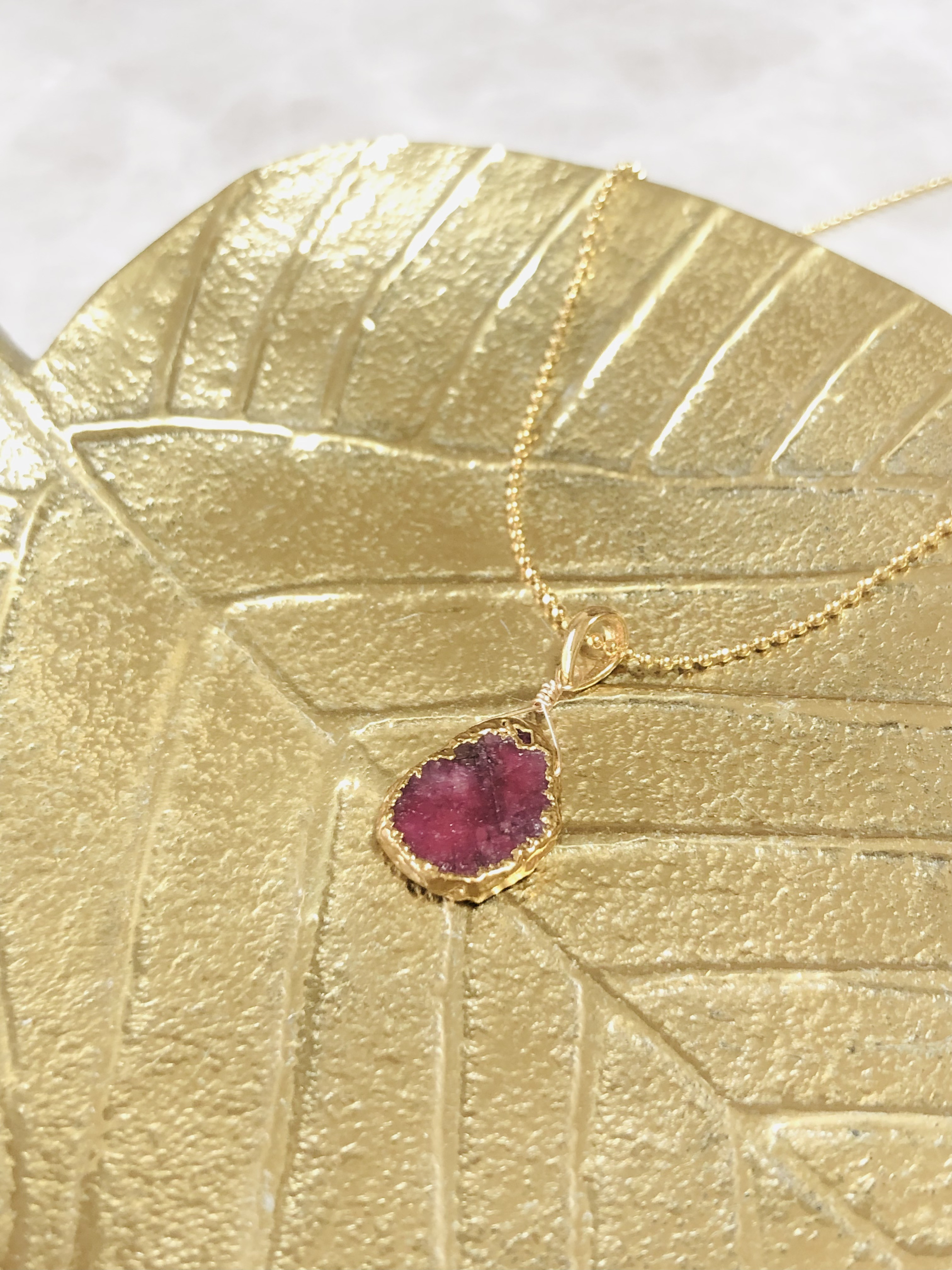 シックなルビーのスライスネックレス