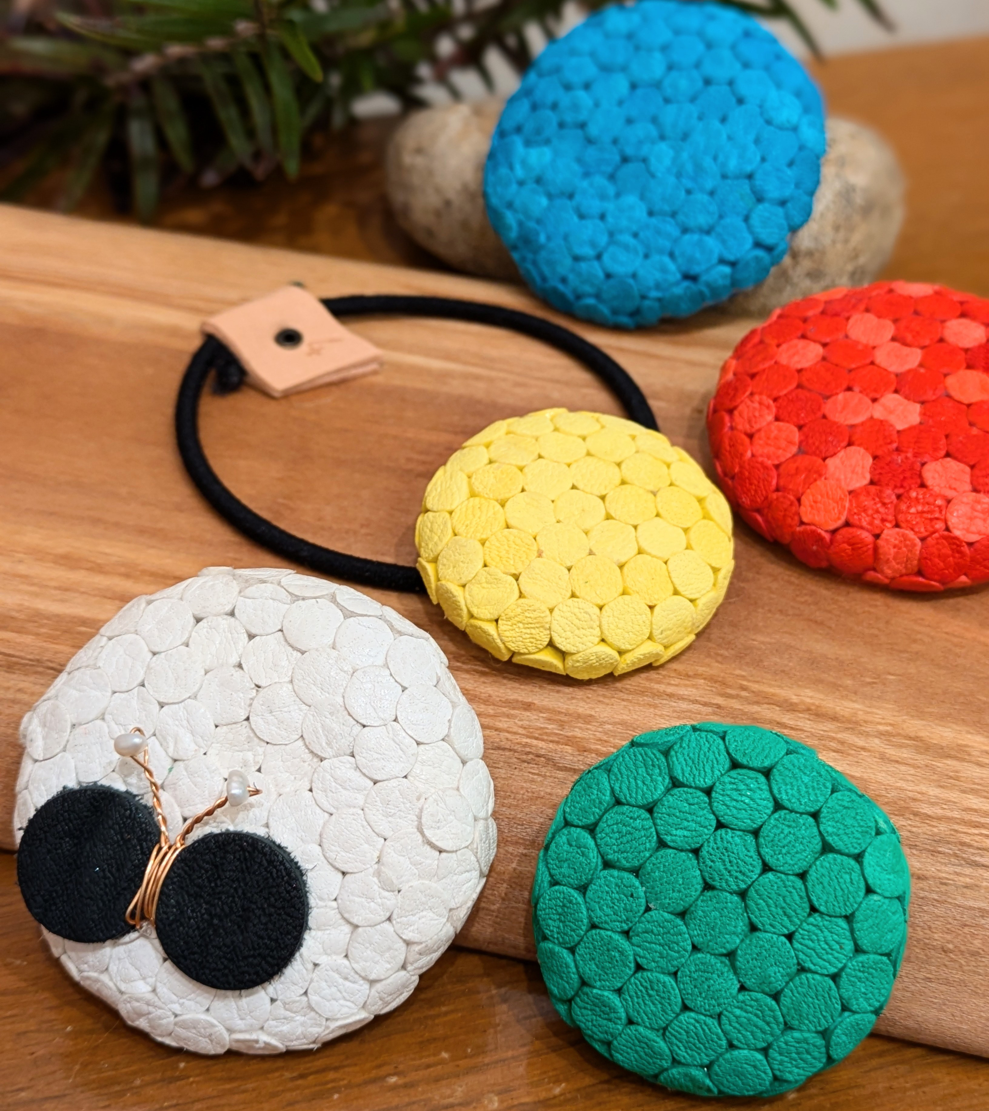 鹿革、ひと粒ブローチ