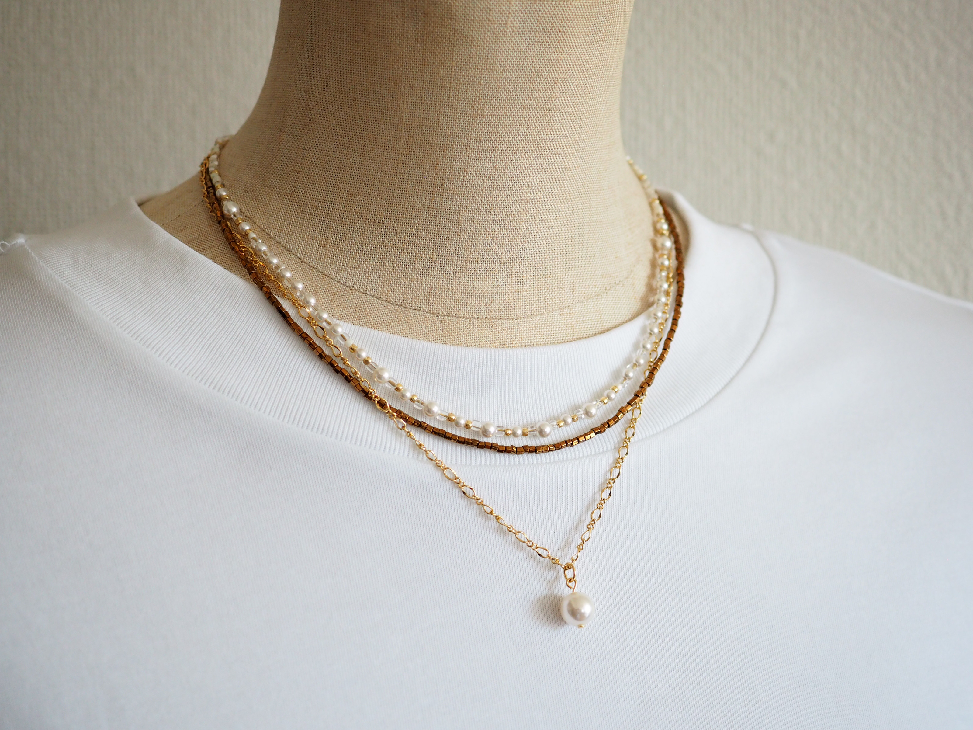 【3連風・2本セット】透明感あふれる涼やかパールネックレス＋キラキラブロンズ六角ビーズとゴールドチェーンの2連ネックレス