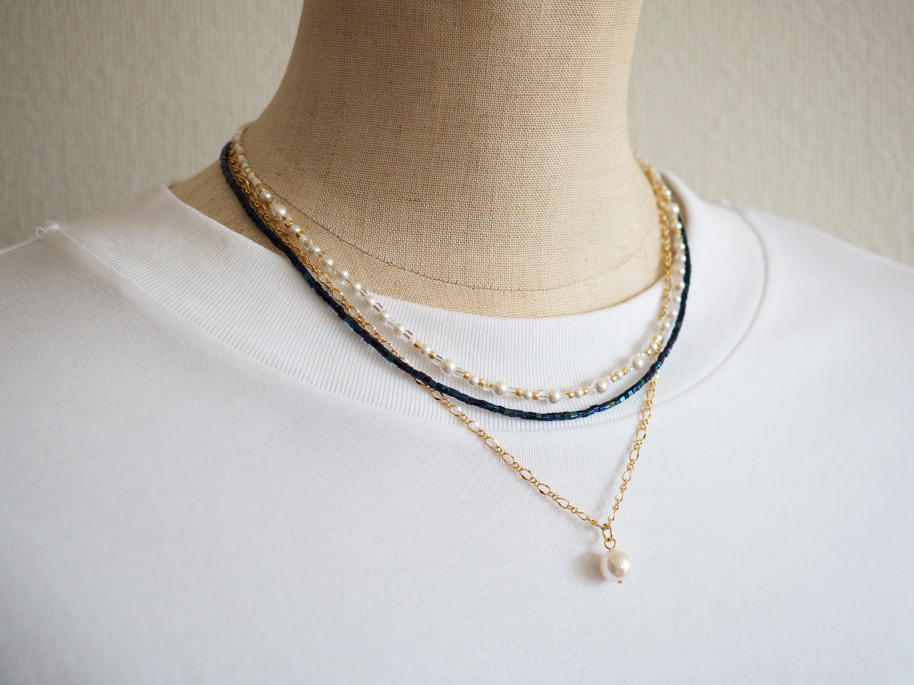 【3連風・2本セット】透明感あふれる涼やかパールネックレス＋キラキラネイビー六角ビーズとゴールドチェーンの2連ネックレス