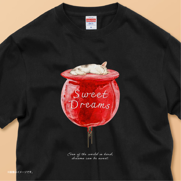 「SWEET DREAMS_猫とリンゴ飴」安心のクオリティ/定番コットンTシャツ/送料無料 1枚目の画像