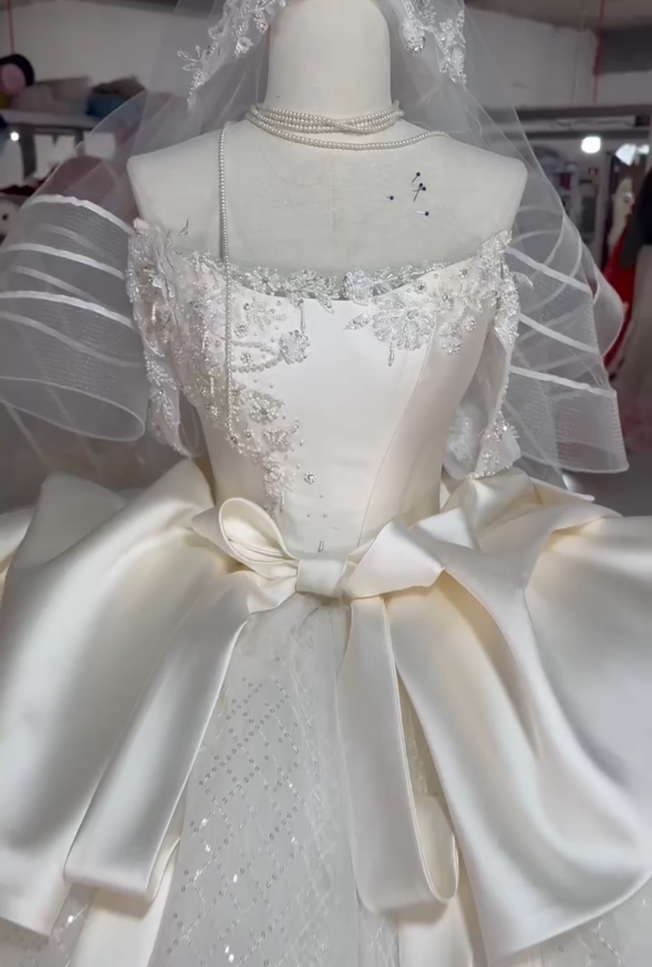 シンプル　クリーム色　高級サテン　可愛いウェディングドレス　サイズオーダー可能衣装ステージ　編み上げ挙式ふんわりチュール