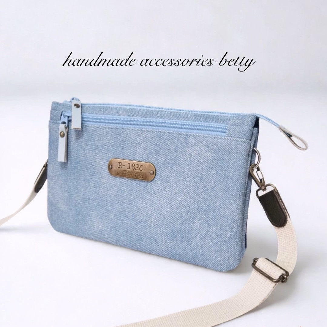 爽やかブルーデニムレザー❤️5ポケット仕切りサコッシュ・裏地がアメリカンなかわいいターコイズ柄・２段ファスナー　お出かけ