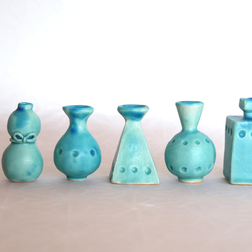 ミニ陶器　小さな花瓶？　フラワーベース？　ドイツ？　西欧　淡いブルー 陶器 小さな 花瓶 天色トルコブルー 単品】 ミニ花瓶 高さ4.5
