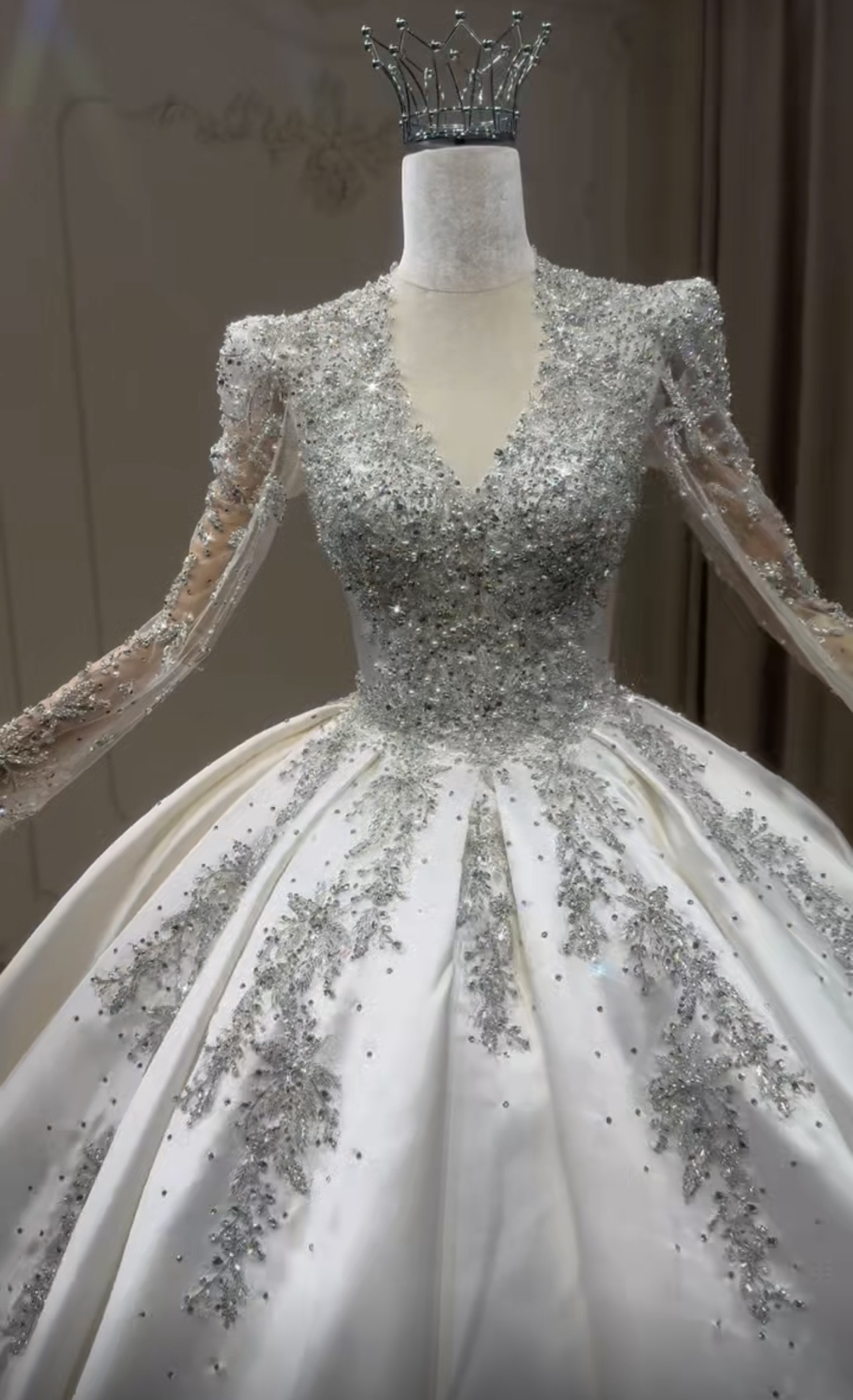 ベストセラー獲得！シンプル　高級サテン　Ｖネック　たっぷりストーン　韓国スタイル　プリンセス　結婚式花嫁披露宴お呼ばれ 64,840円