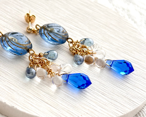 チェコビーズ・スワロフスキー】波のしずく − 夏の海色ピアス