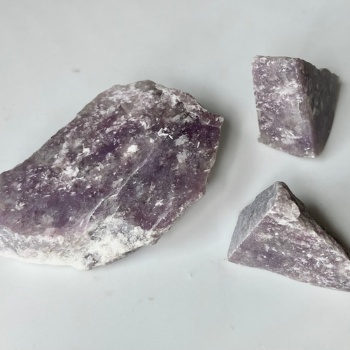 貴重 Lepidolite リチア雲母 国産レピドライト原石 端材 磨き石 3個