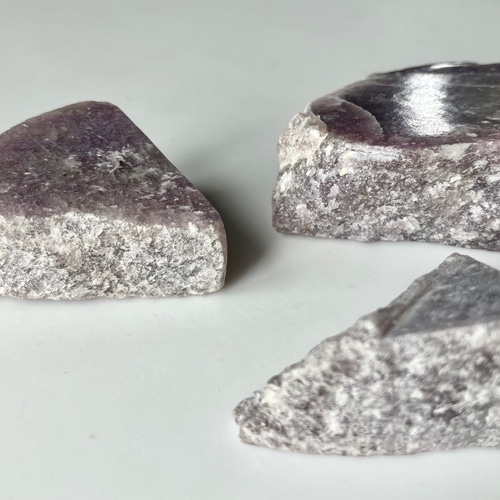 貴重 Lepidolite リチア雲母 国産レピドライト原石 端材 磨き石 3個