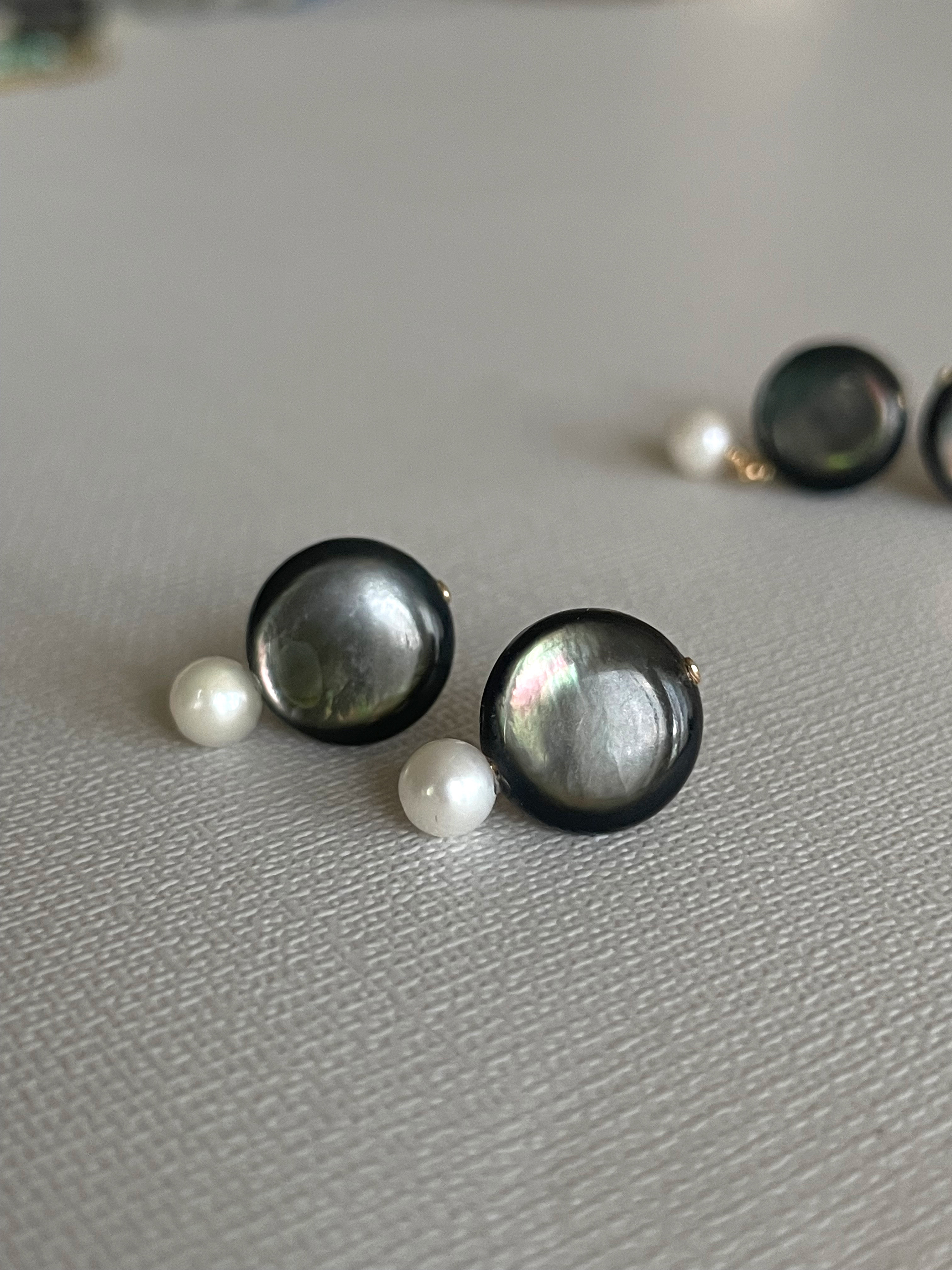 あこや真珠と黒蝶貝の小さなピアス14kgf 送料無料