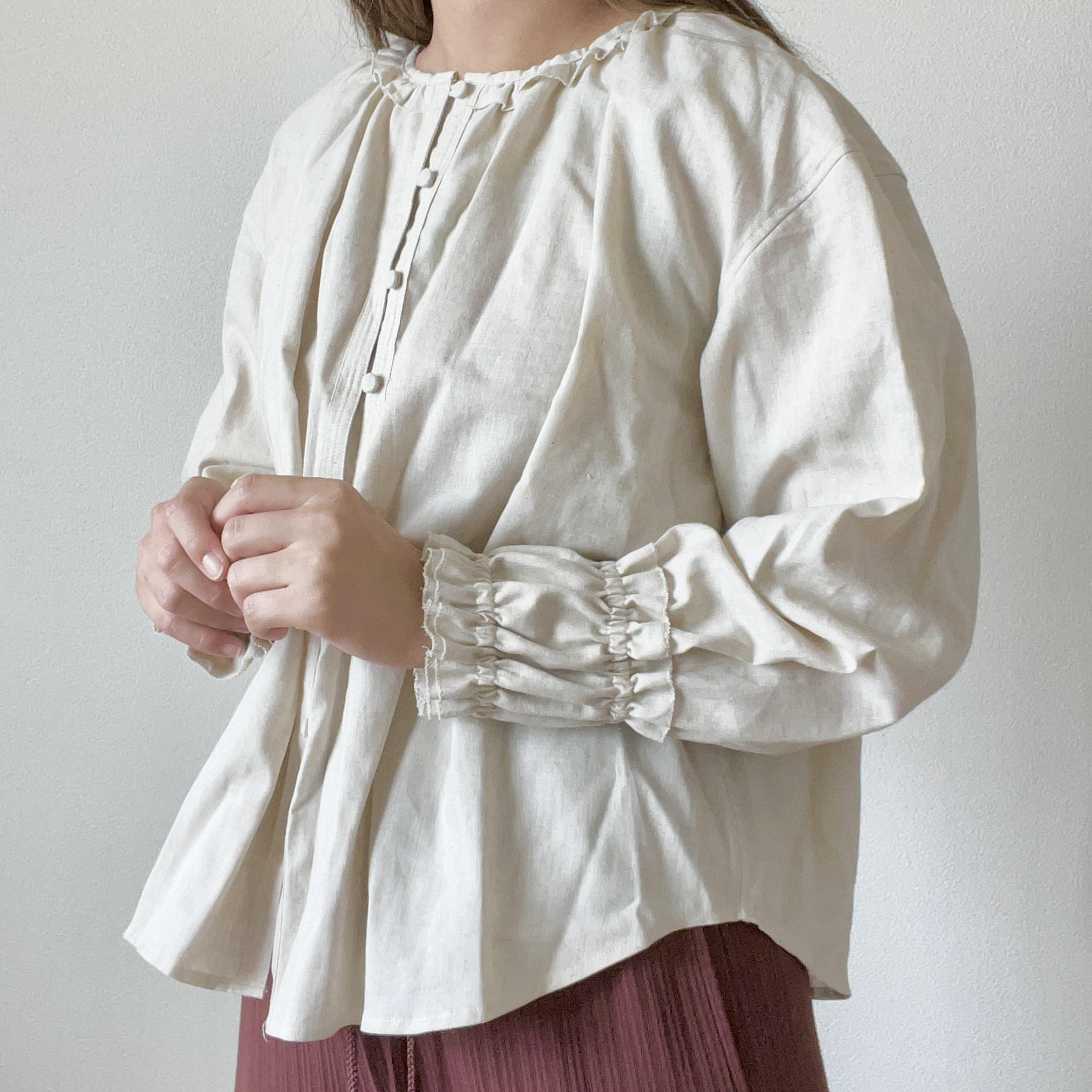 「朝凪のギャザーブラウス」クルミボタン＆リボン　ナチュラルカラー　綿麻　長袖　ナチュラル　フリルブラウス