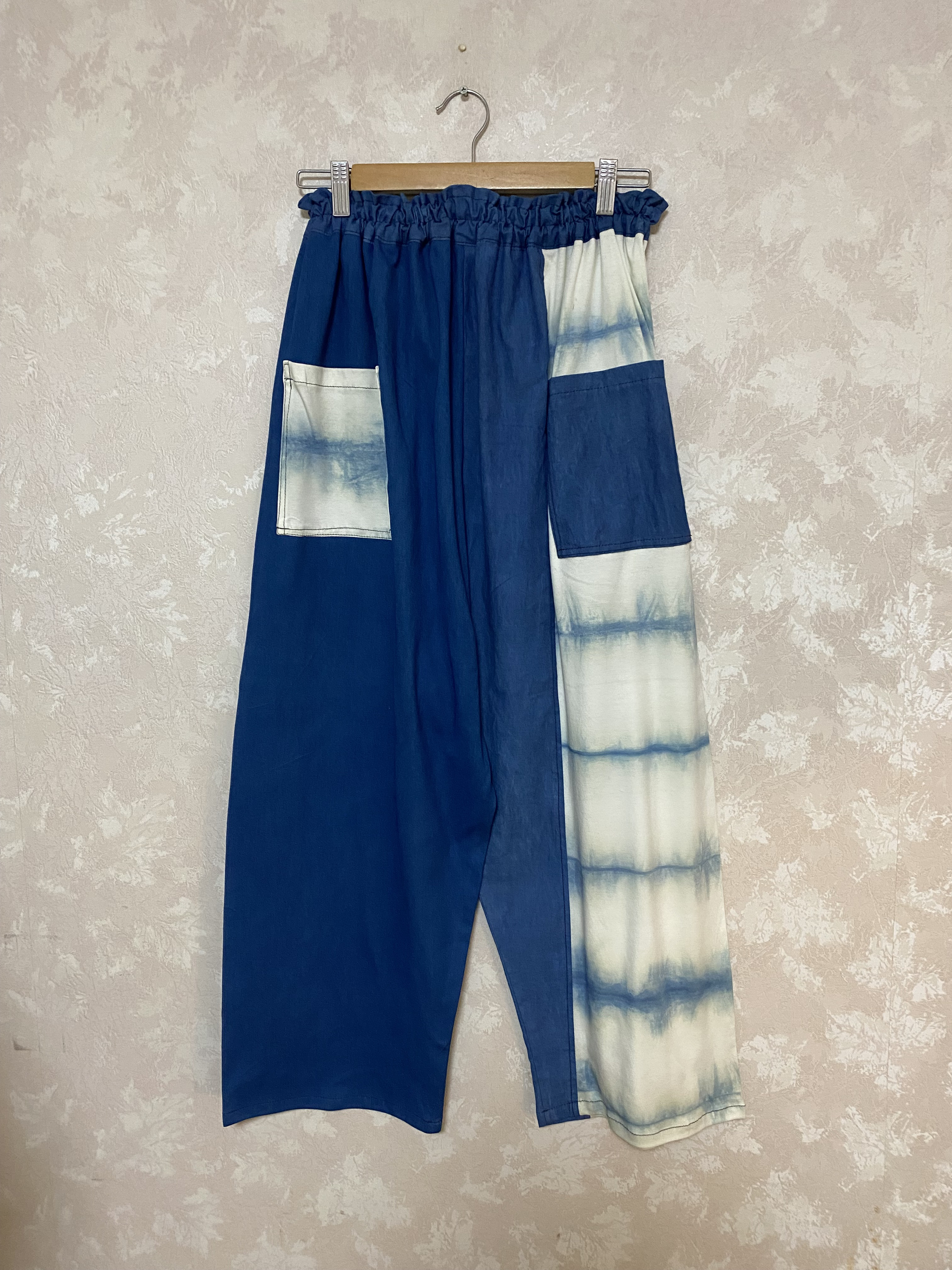 383.藍染めパンツ、絞り染め　手染め　伸縮性　柔らかい　３種類の布　ゆったり