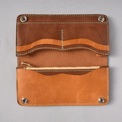 ミドルサイズ トラッカーウォレット 茶色×バラのカービング ミドルサイズ トラッカーウォレット 茶色×バラのカービング