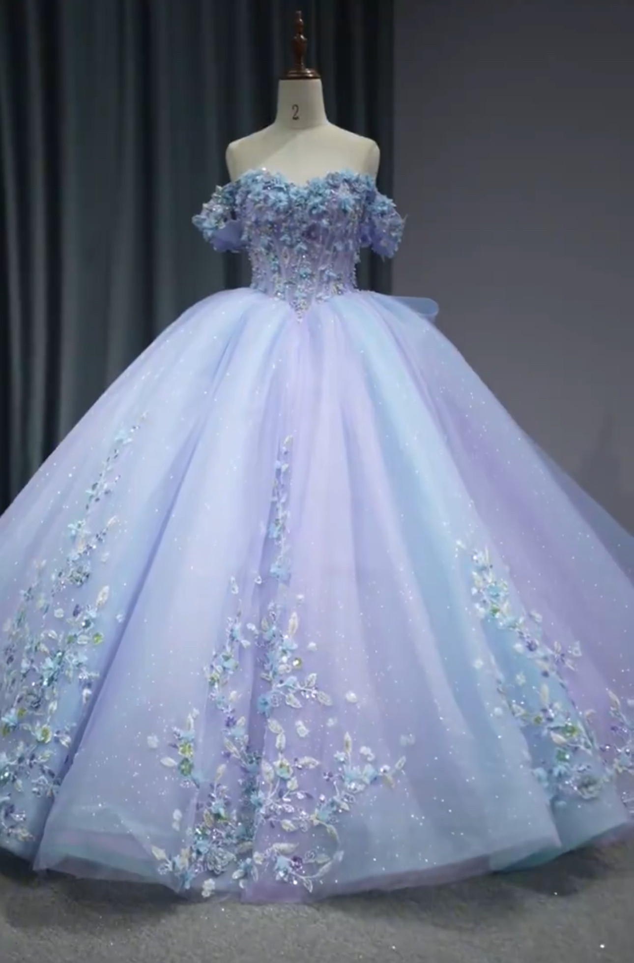 立体的なお花飾り　グラデーション　裾に繊細なレース　チュール　バックリボン　オフショルダー　編み上げ　ブライダルウエア