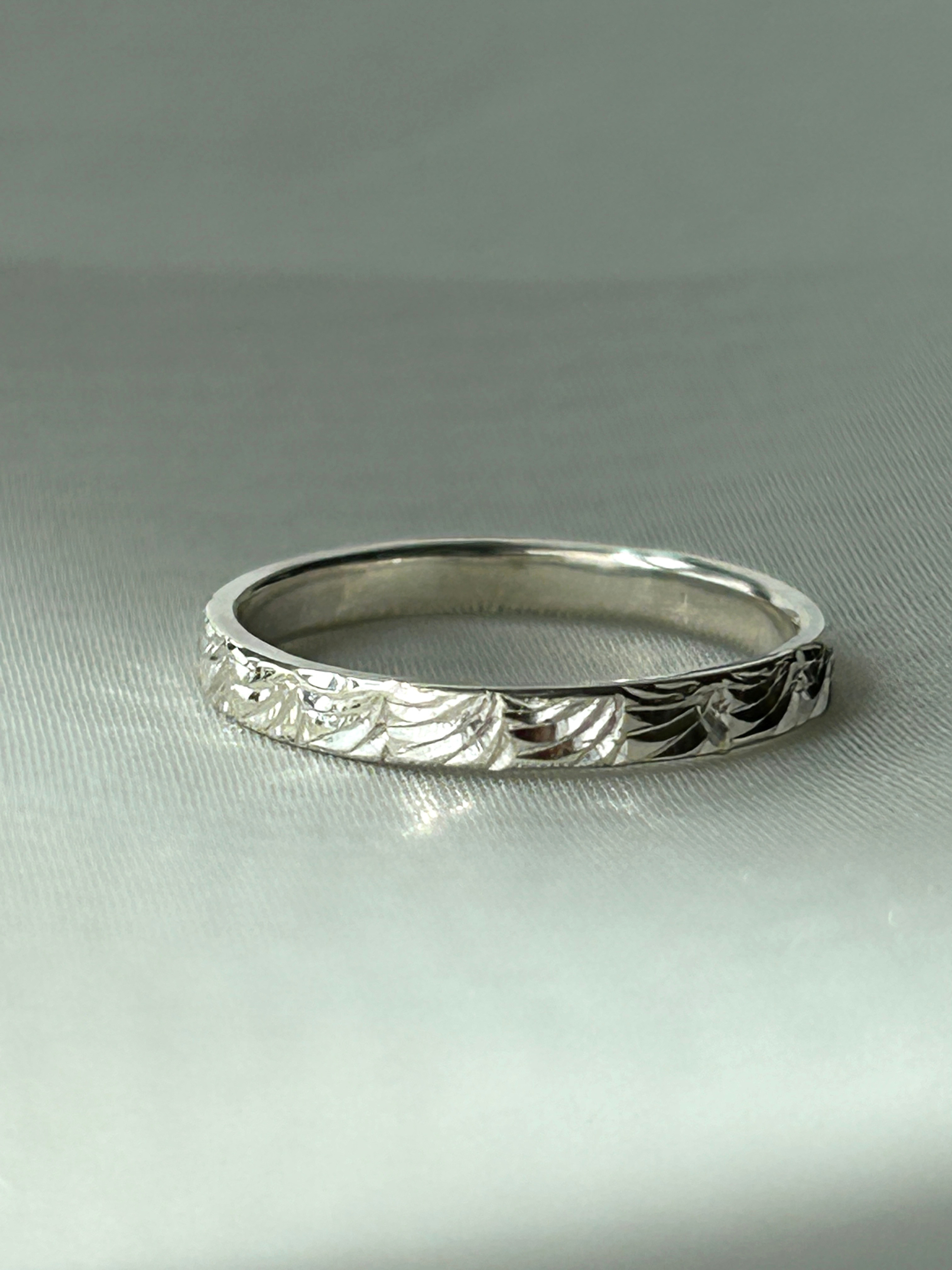 《手彫り柄》天使の羽根の輪　シルバーリング