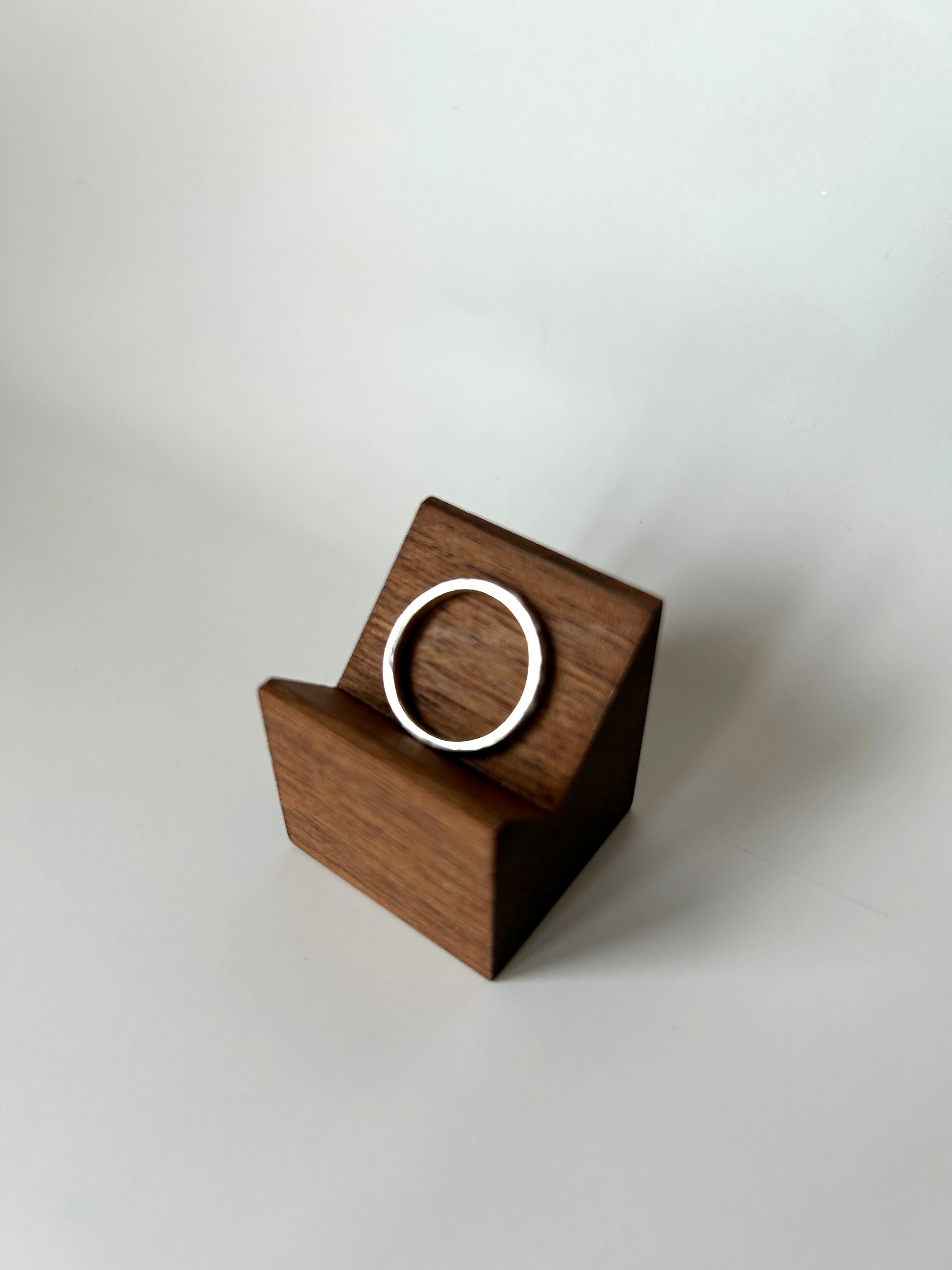 《手彫り柄》天使の羽根の輪　シルバーリング