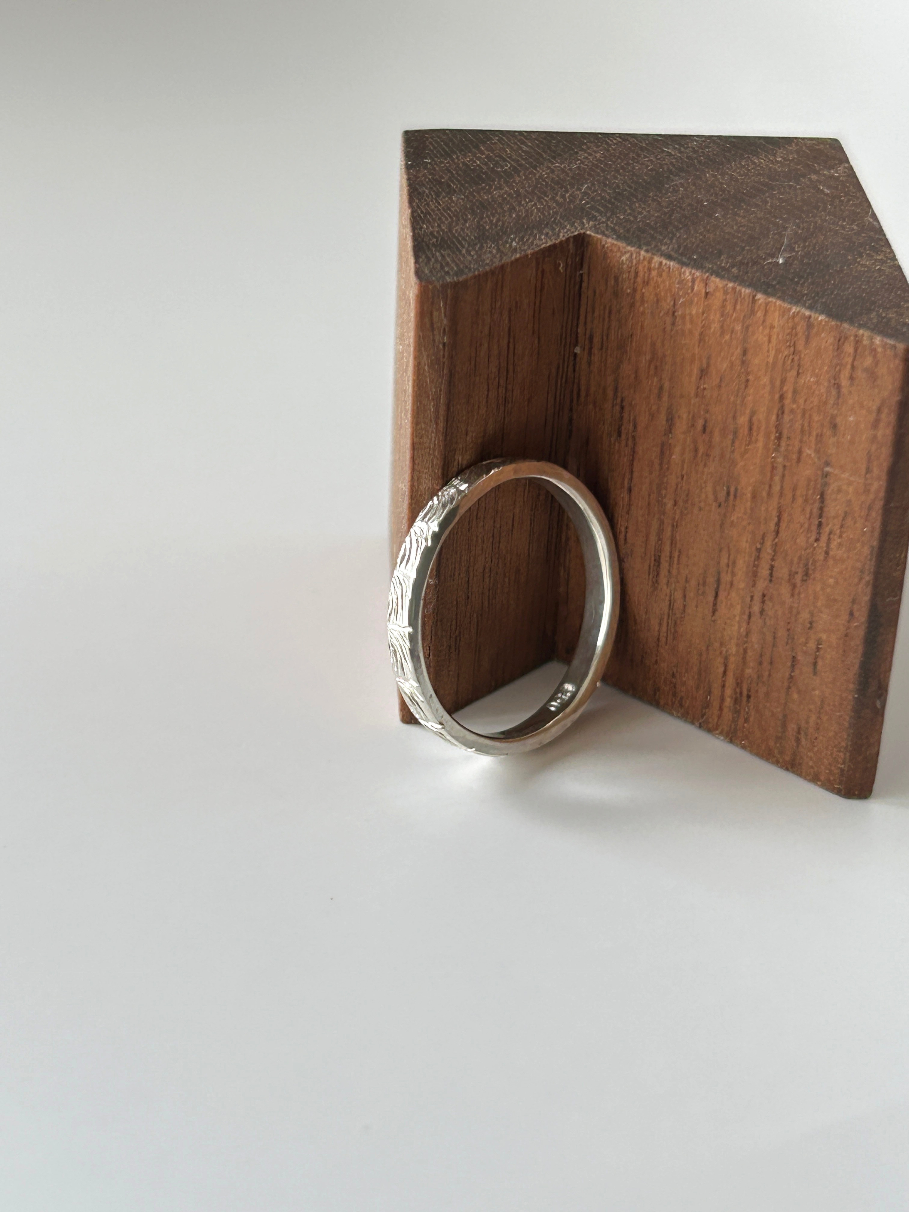 《手彫り柄》天使の羽根の輪　シルバーリング