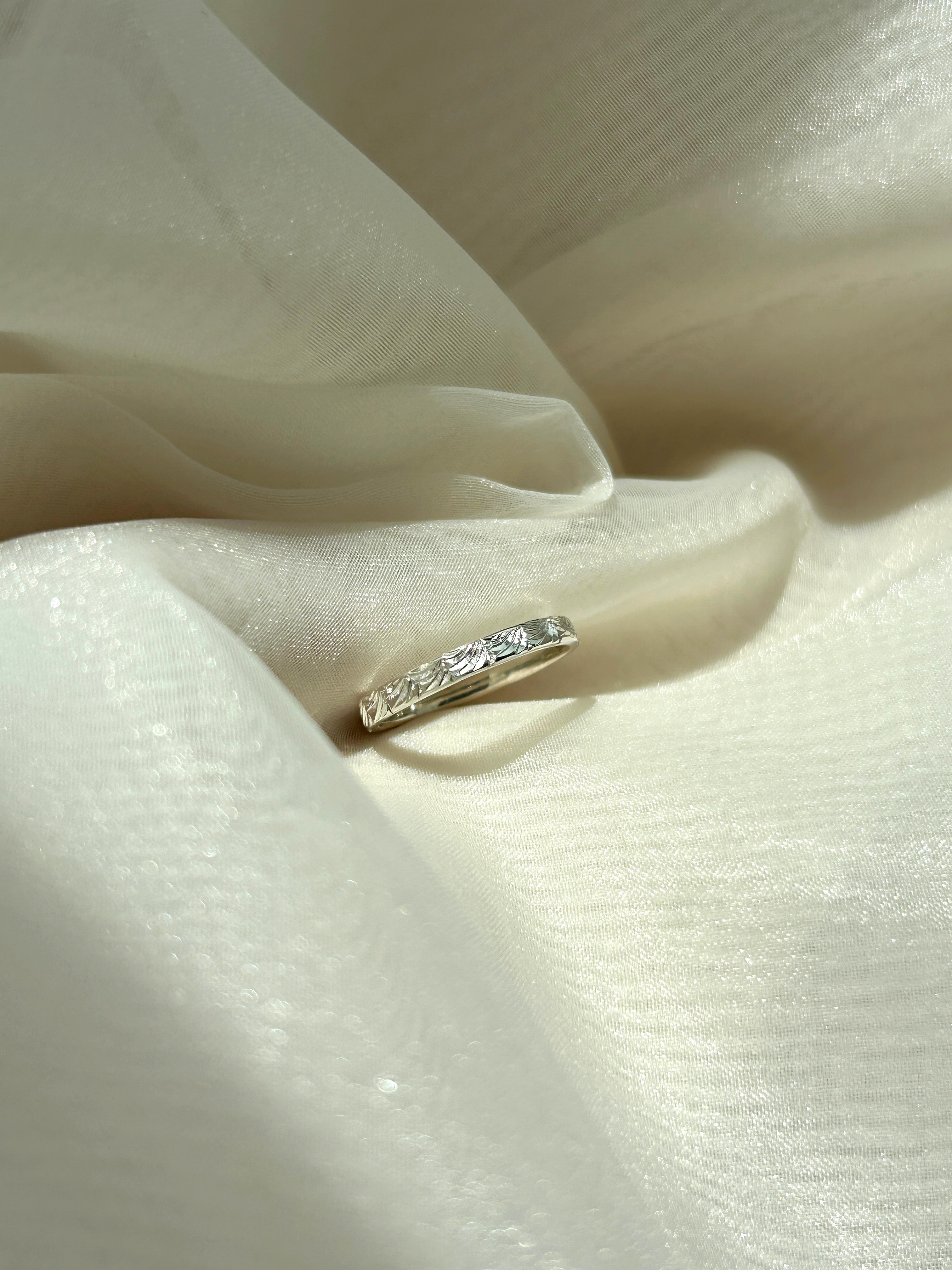 《手彫り柄》天使の羽根の輪　シルバーリング