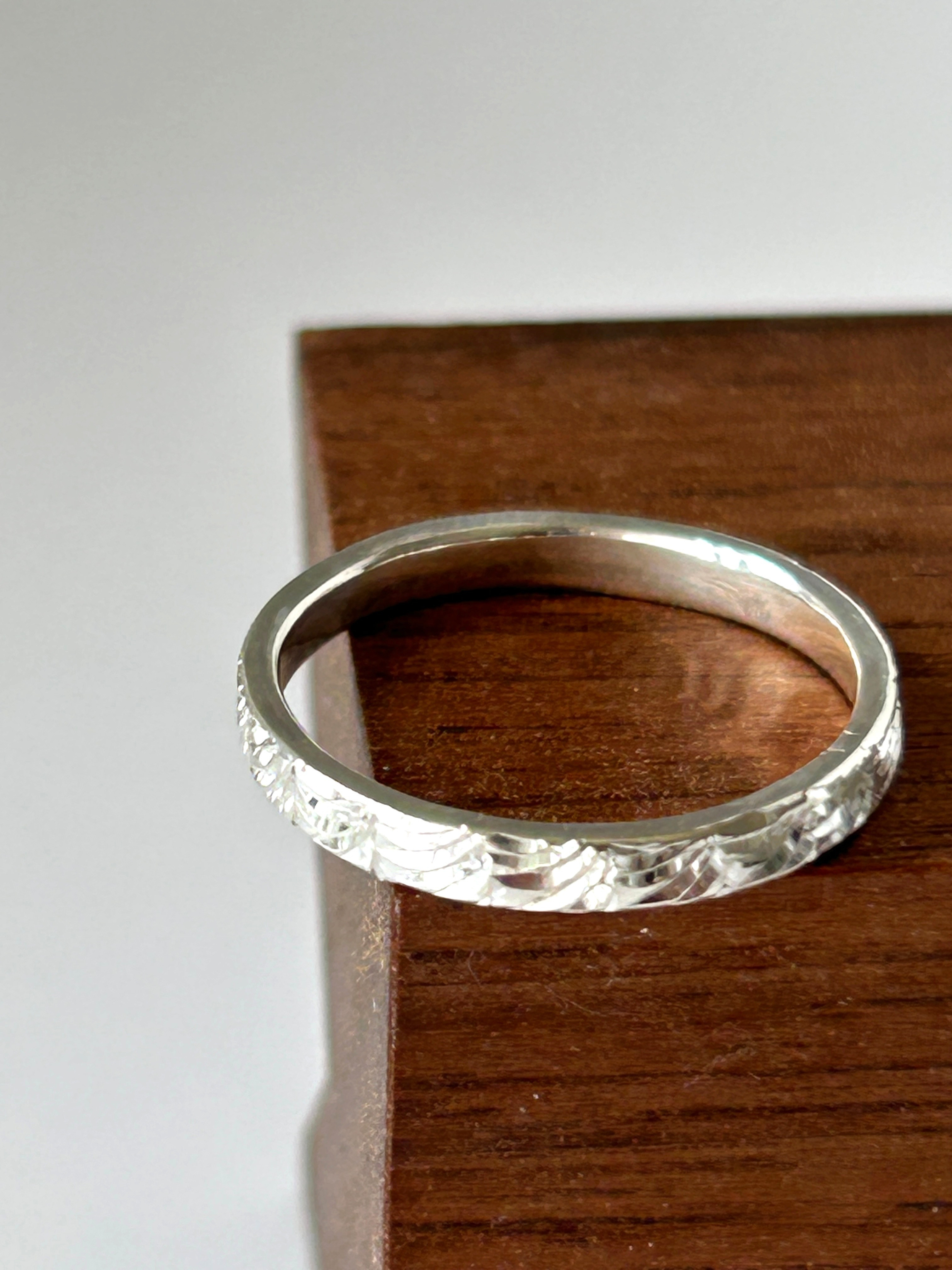 《手彫り柄》天使の羽根の輪　シルバーリング