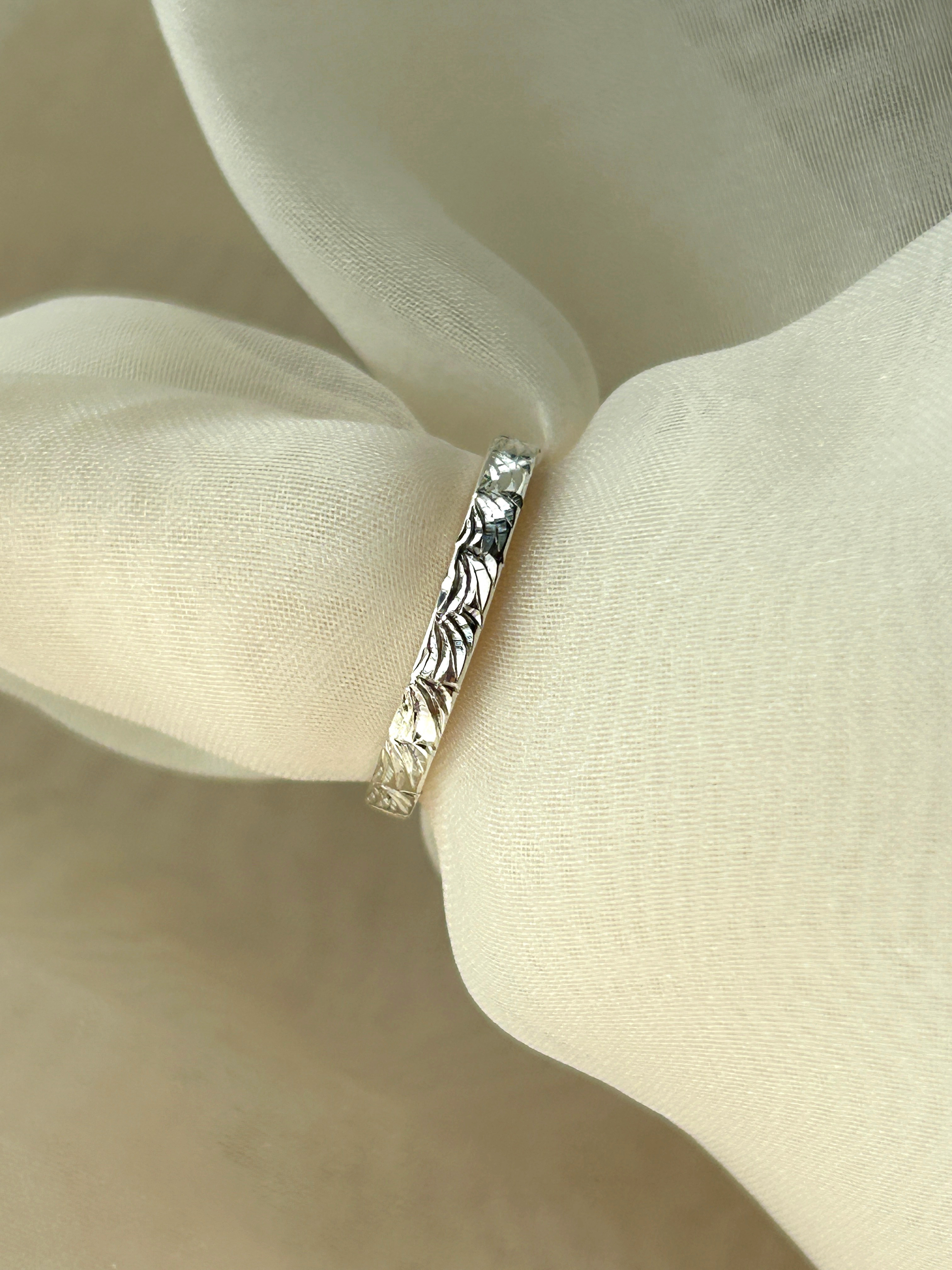 《手彫り柄》天使の羽根の輪　シルバーリング