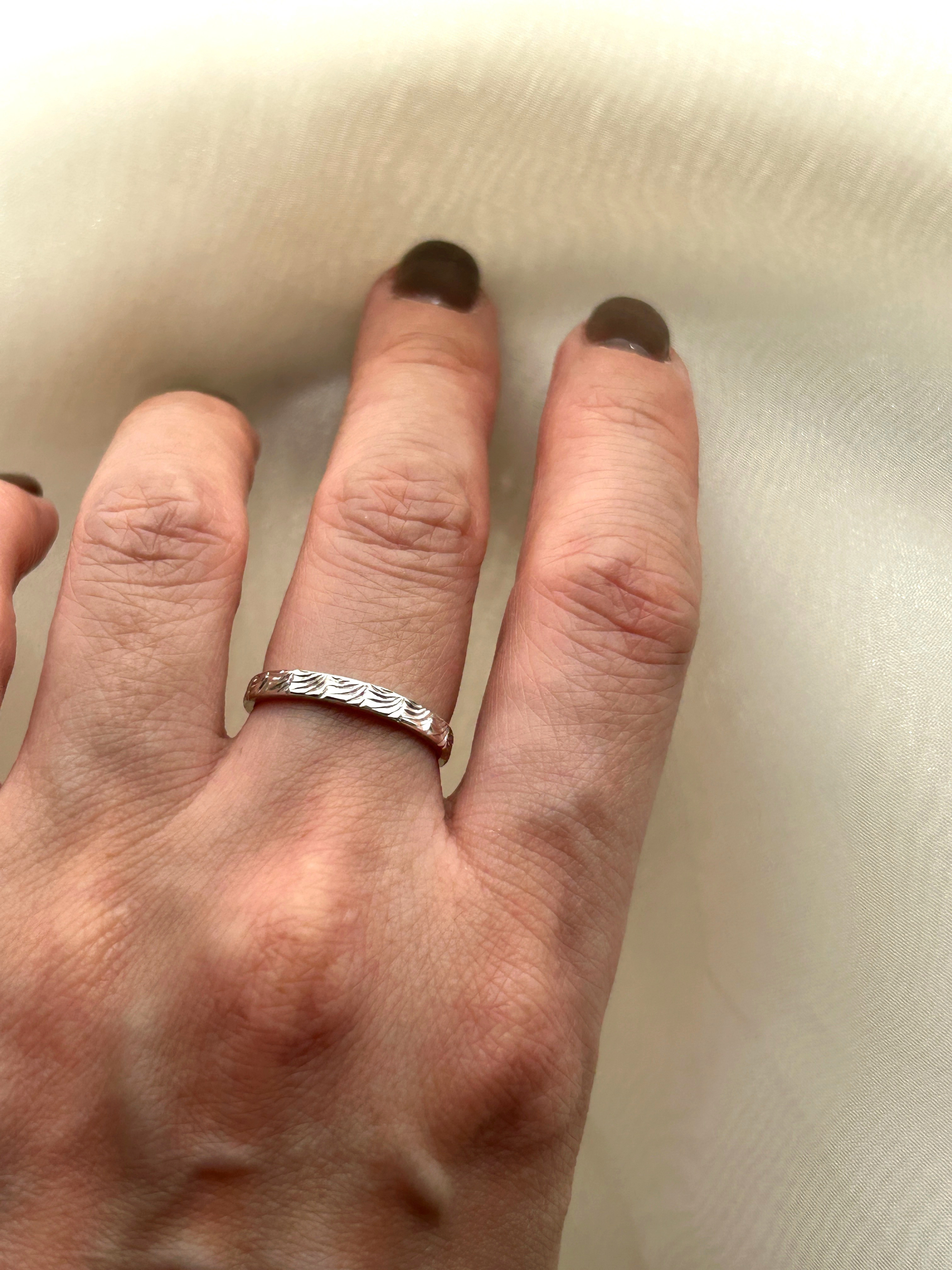 《手彫り柄》天使の羽根の輪　シルバーリング