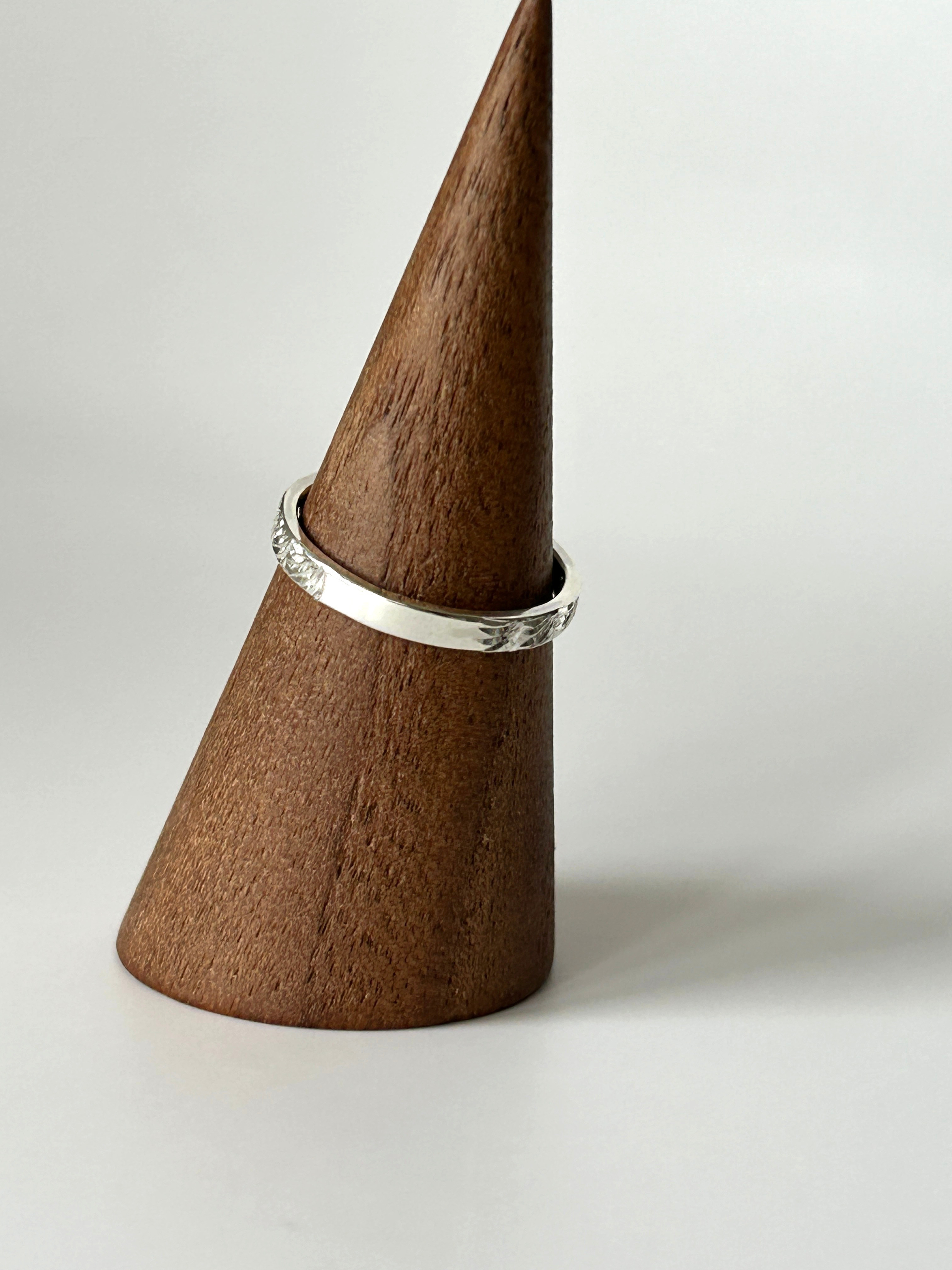 《手彫り柄》天使の羽根の輪　シルバーリング