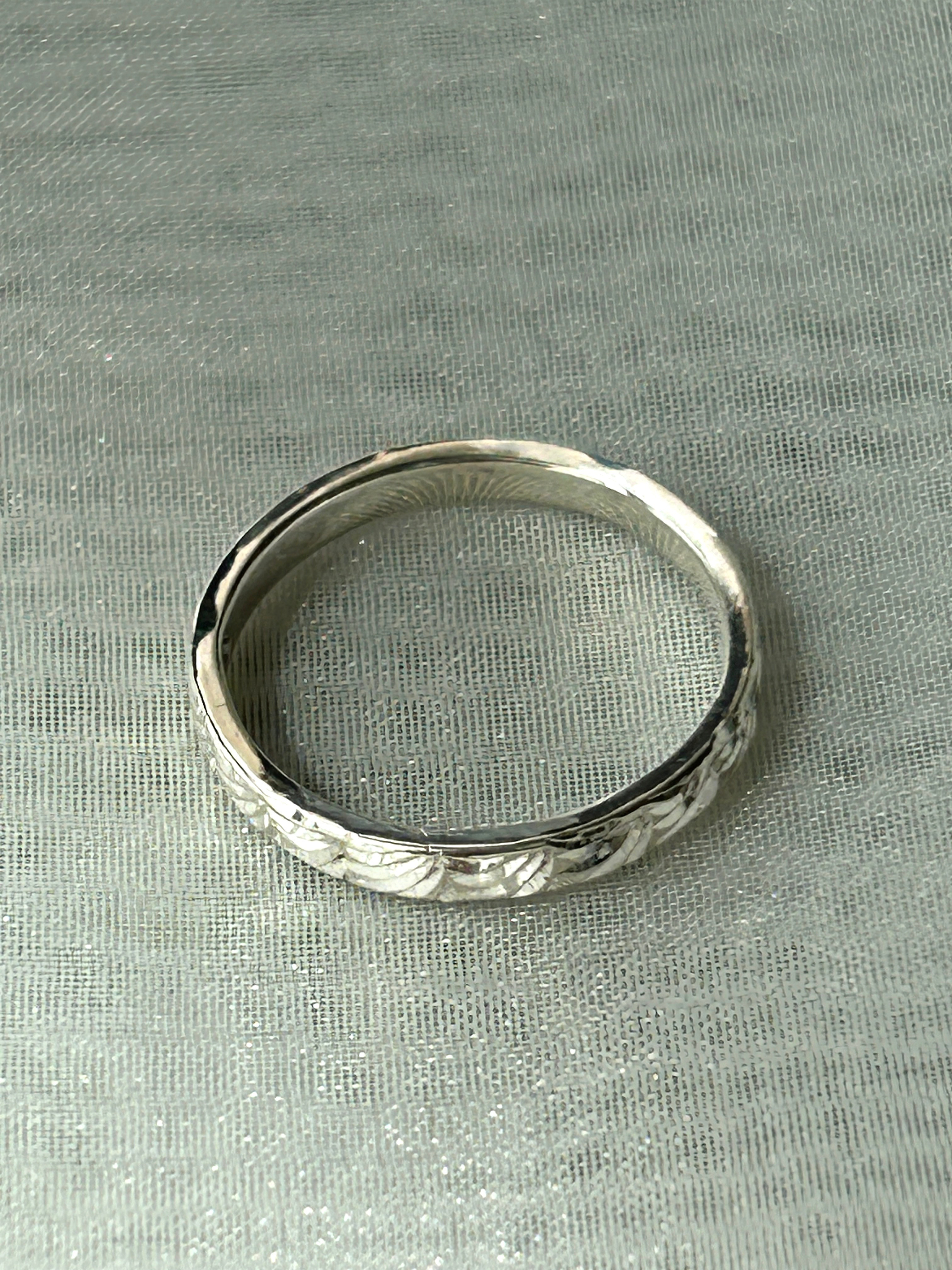 《手彫り柄》天使の羽根の輪　シルバーリング