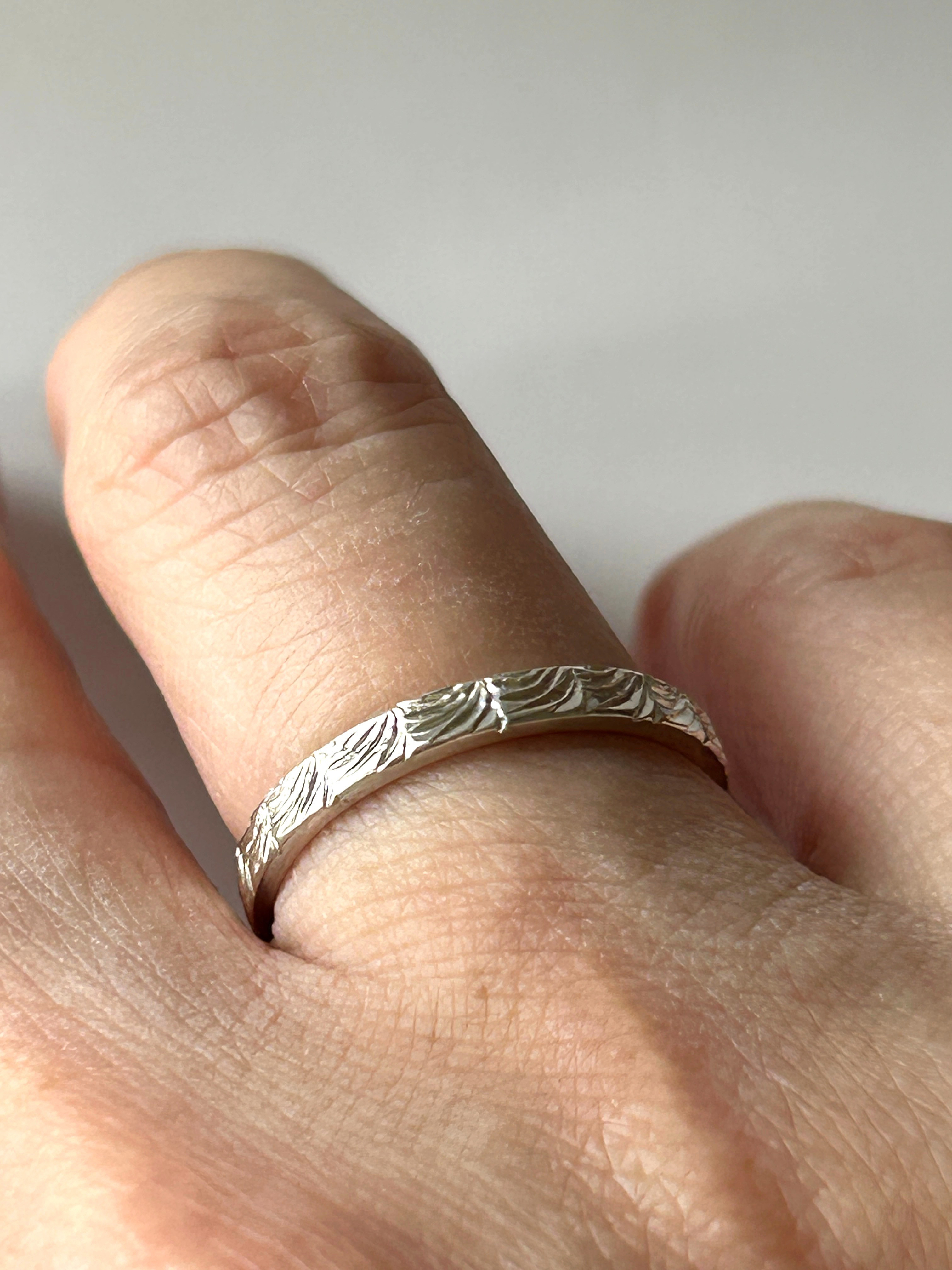 《手彫り柄》天使の羽根の輪　シルバーリング