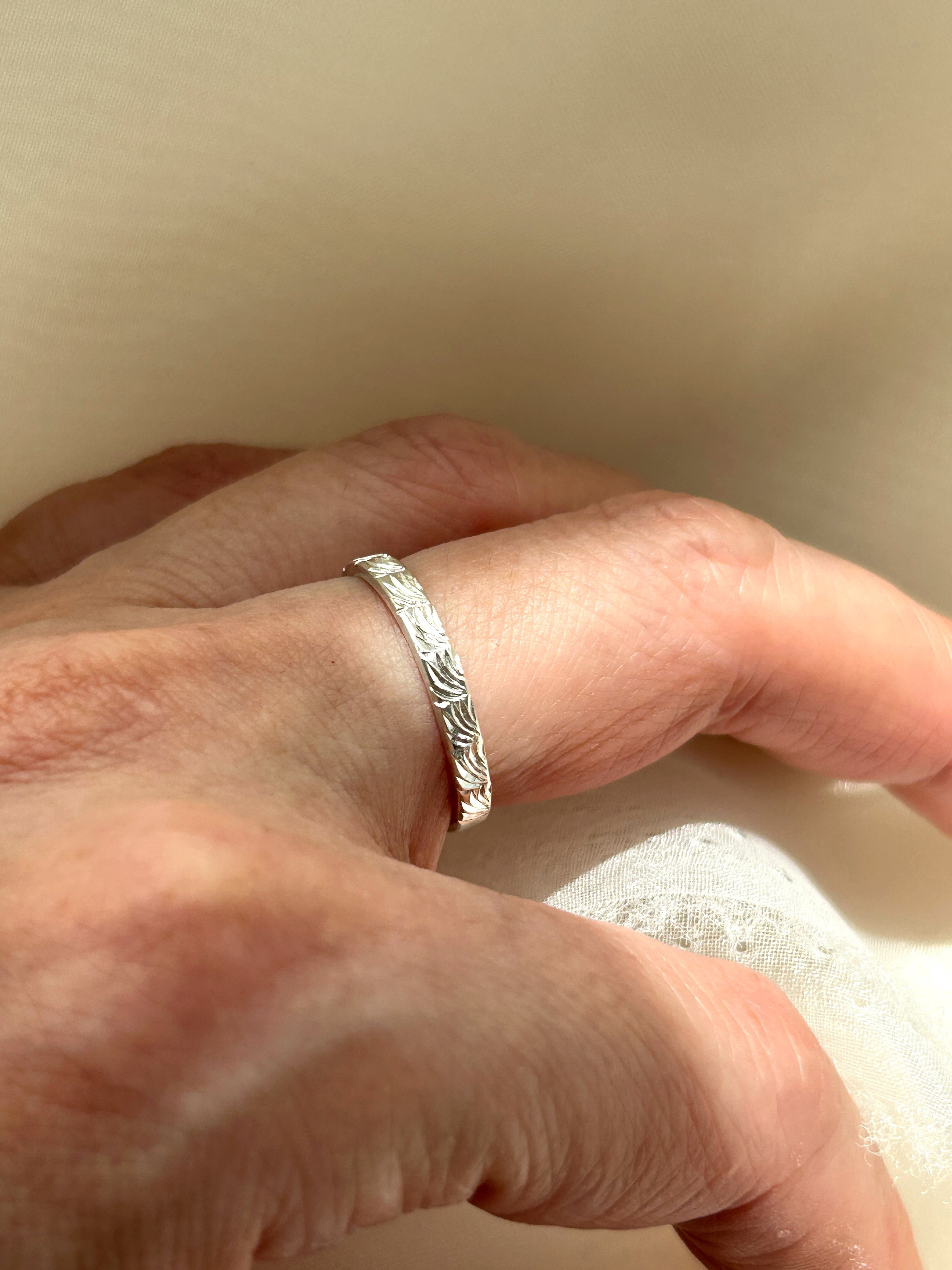 《手彫り柄》天使の羽根の輪　シルバーリング
