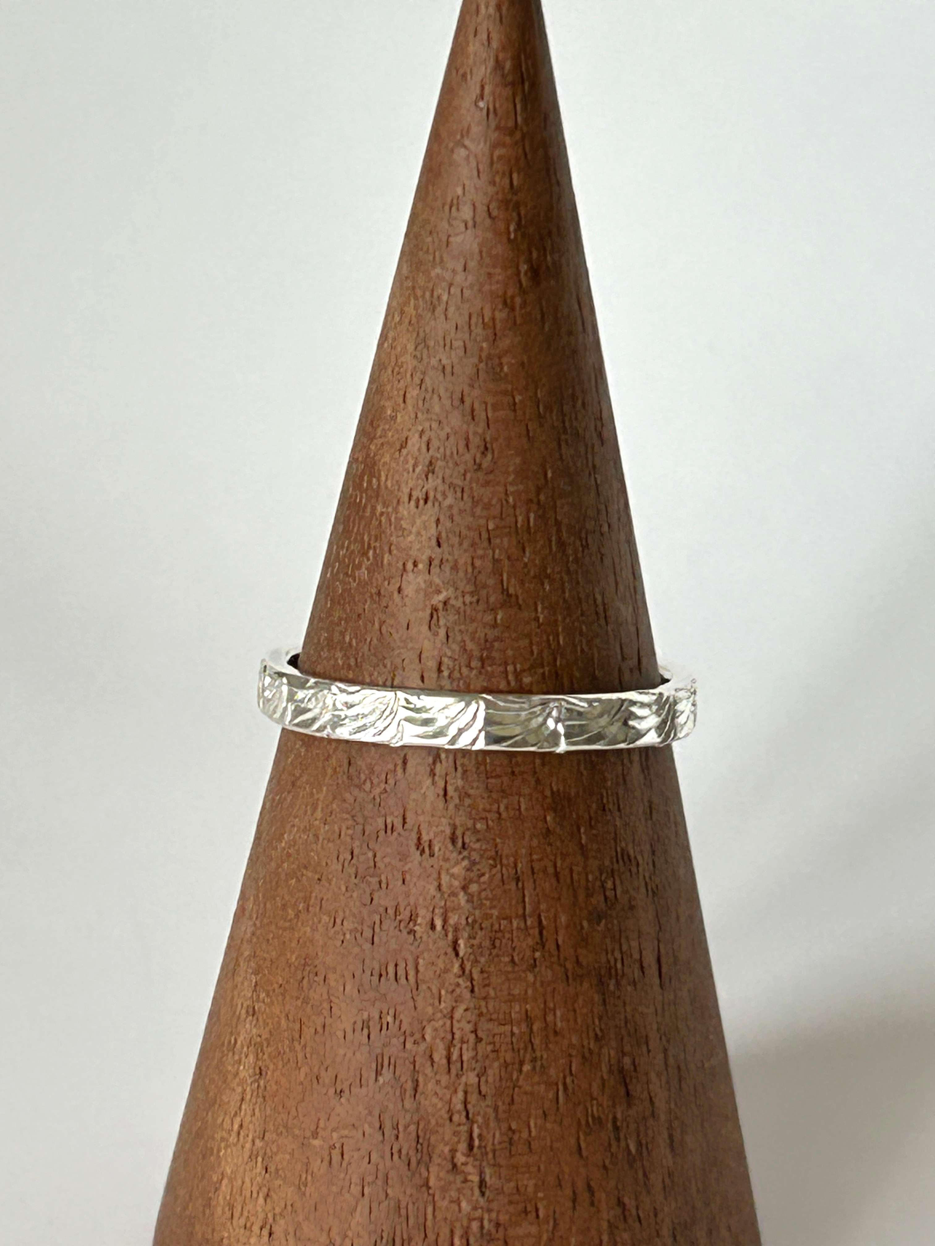 《手彫り柄》天使の羽根の輪　シルバーリング