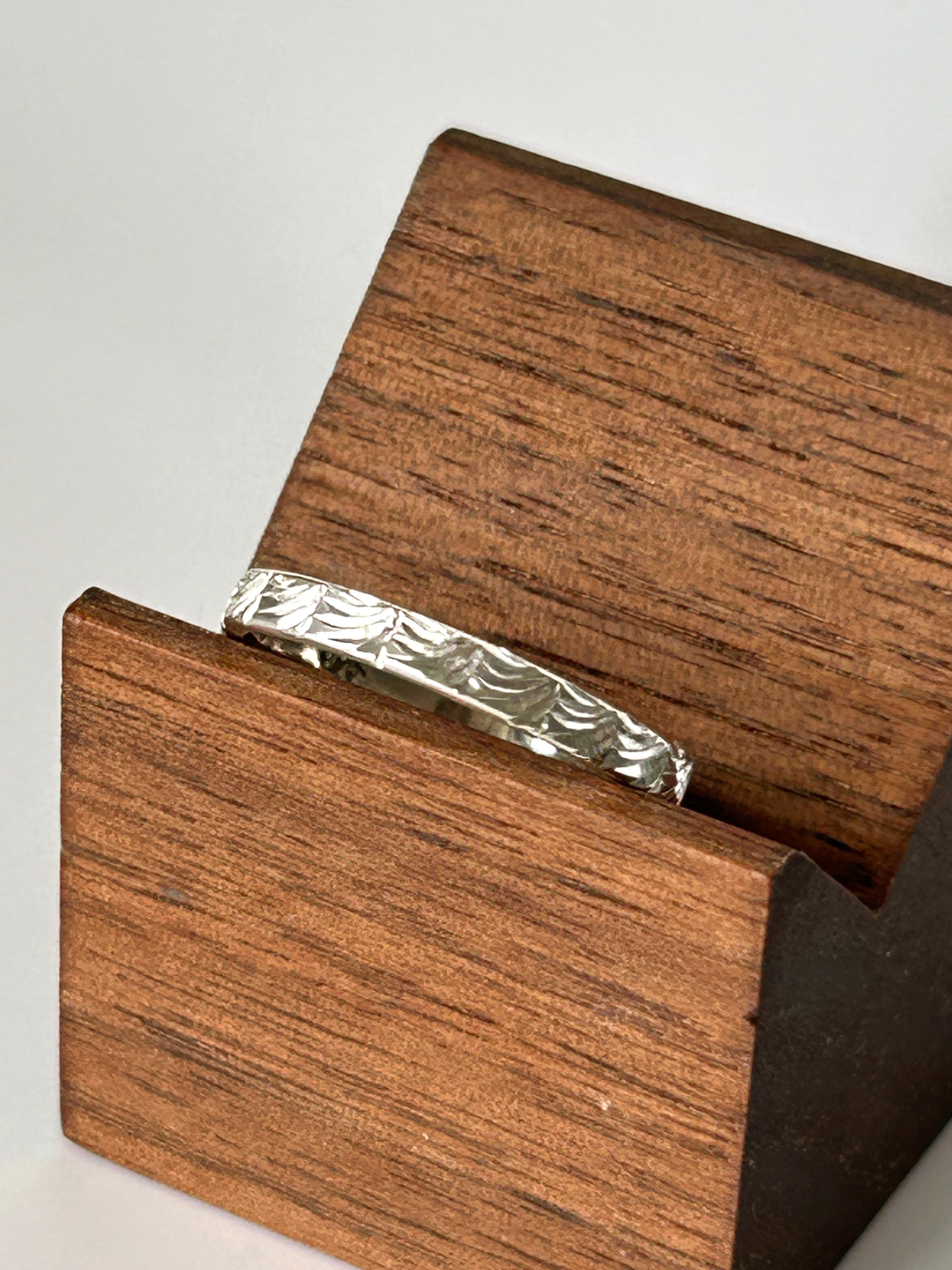 《手彫り柄》天使の羽根の輪　シルバーリング