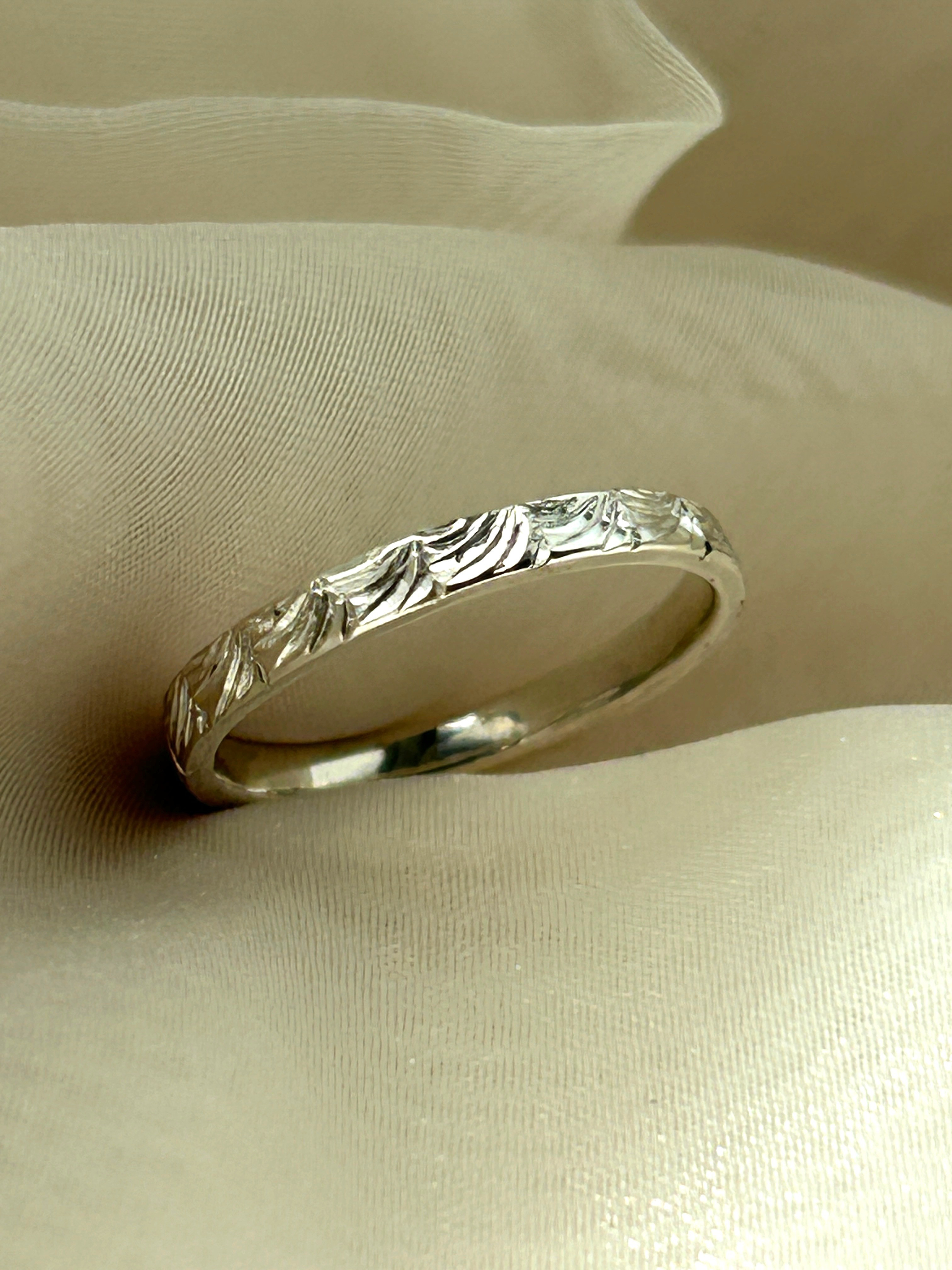 《手彫り柄》天使の羽根の輪　シルバーリング