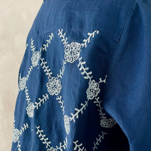リネン 100%インディゴダイド児島染 刺繍シャツ トウダイグサ刺繍