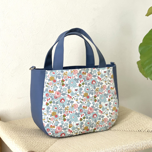 LIBERTY ベッツィ　mottoかくれんぼトート あおりトート 1枚目の画像