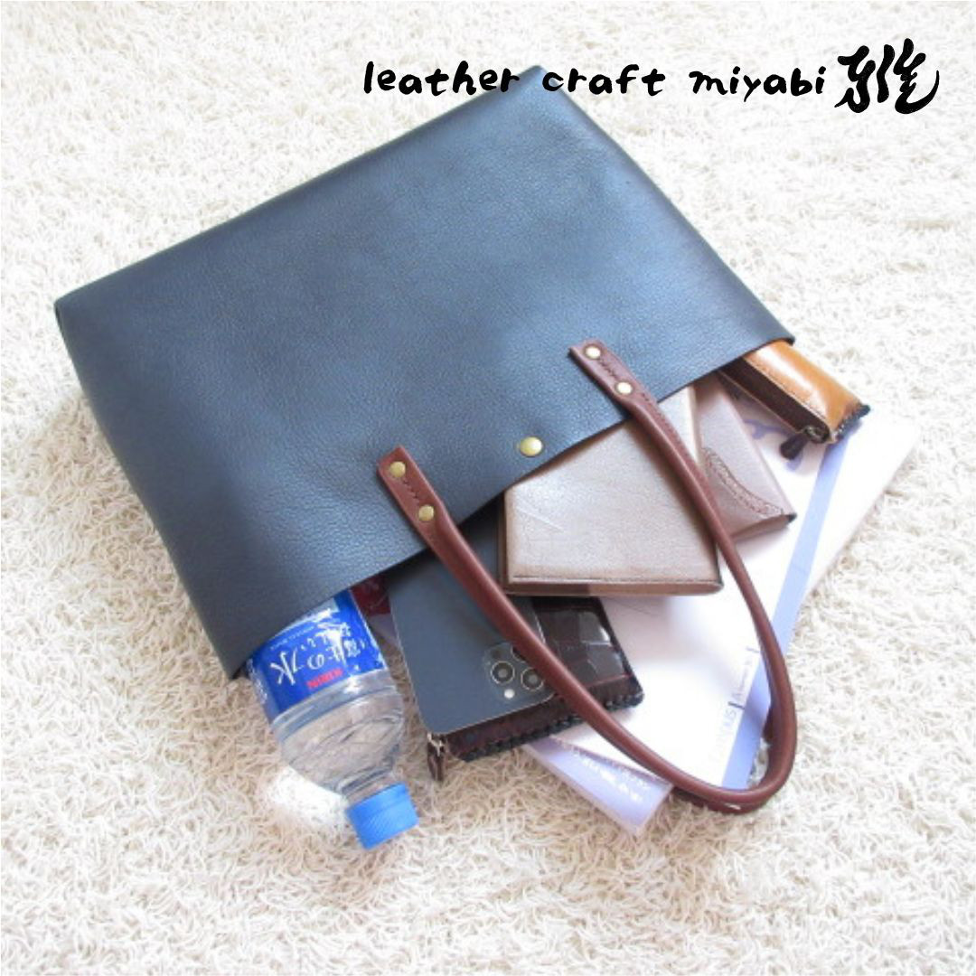 たっぷり収納♪《牛革》A４対応・三角マチヨコ型トート・シュリンク・ネイビー・0527