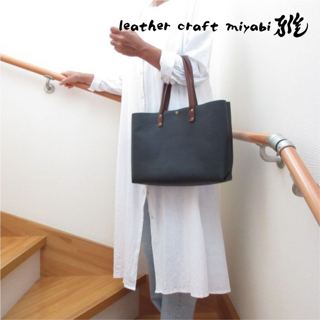 たっぷり収納♪《牛革》A４対応・三角マチヨコ型トート・シュリンク・ネイビー・0527