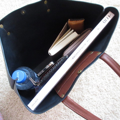 たっぷり収納♪《牛革》A４対応・三角マチヨコ型トート・シュリンク・ネイビー・0527