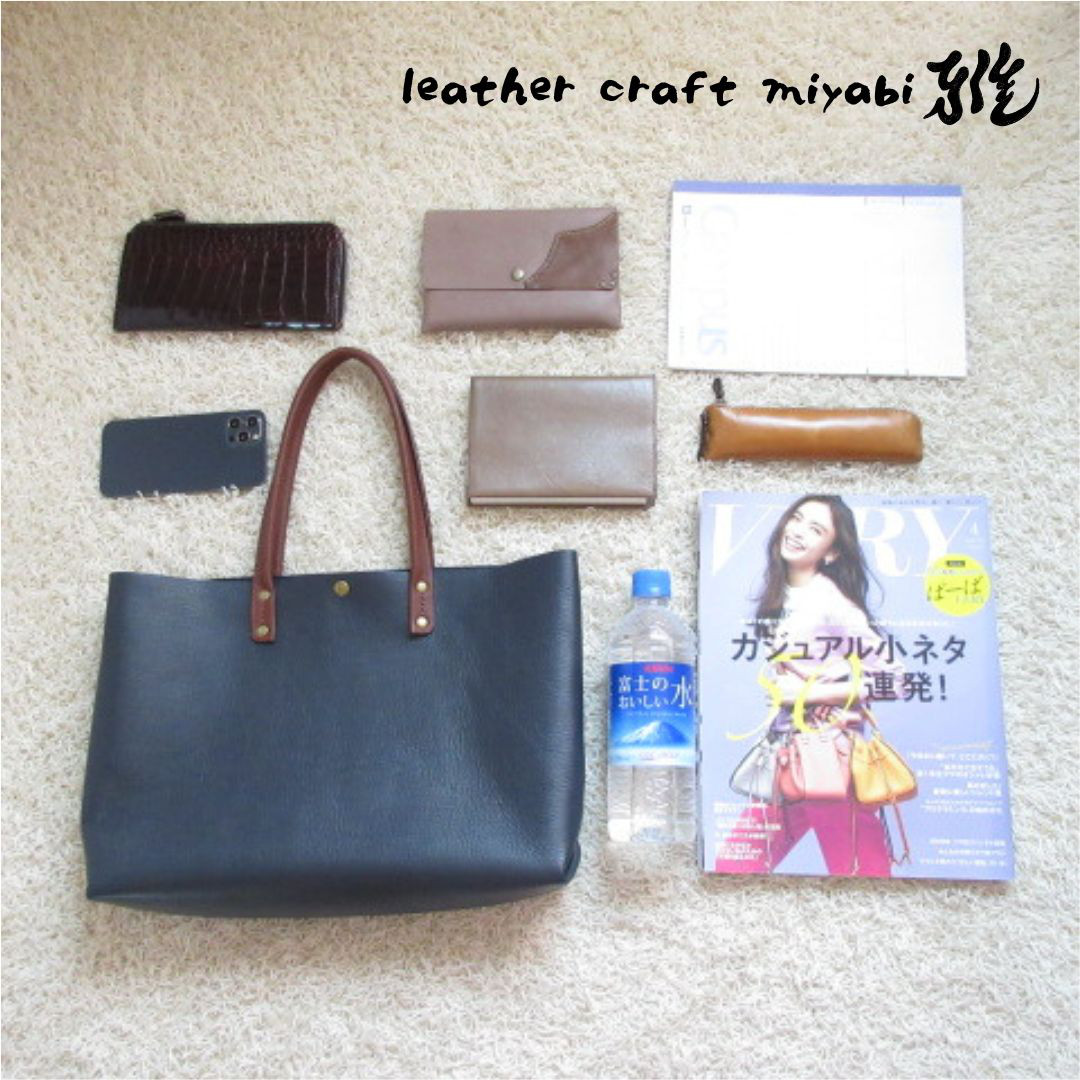 たっぷり収納♪《牛革》A４対応・三角マチヨコ型トート・シュリンク・ネイビー・0527