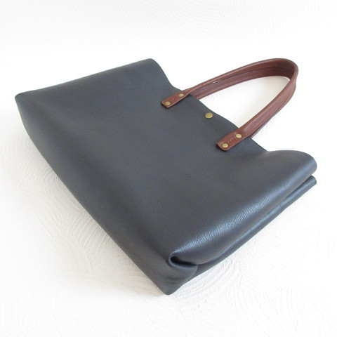 たっぷり収納♪《牛革》A４対応・三角マチヨコ型トート・シュリンク・ネイビー・0527