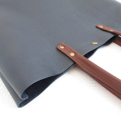 たっぷり収納♪《牛革》A４対応・三角マチヨコ型トート・シュリンク・ネイビー・0527