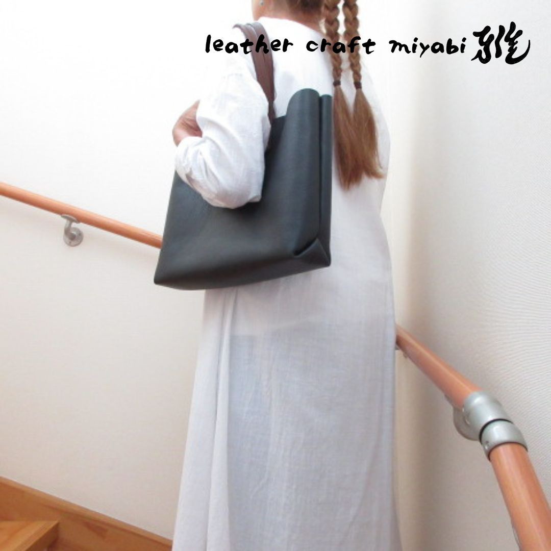 たっぷり収納♪《牛革》A４対応・三角マチヨコ型トート・シュリンク・ネイビー・0527