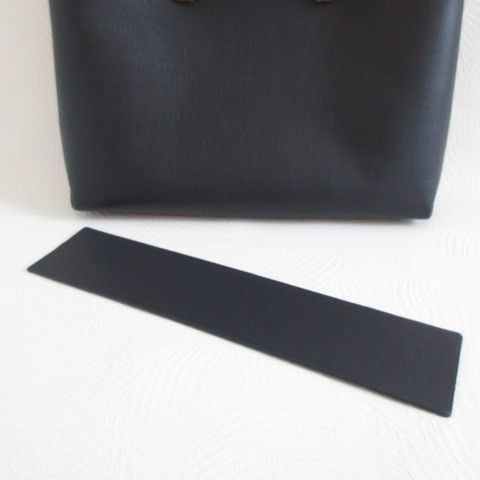 たっぷり収納♪《牛革》A４対応・三角マチヨコ型トート・シュリンク・ネイビー・0527