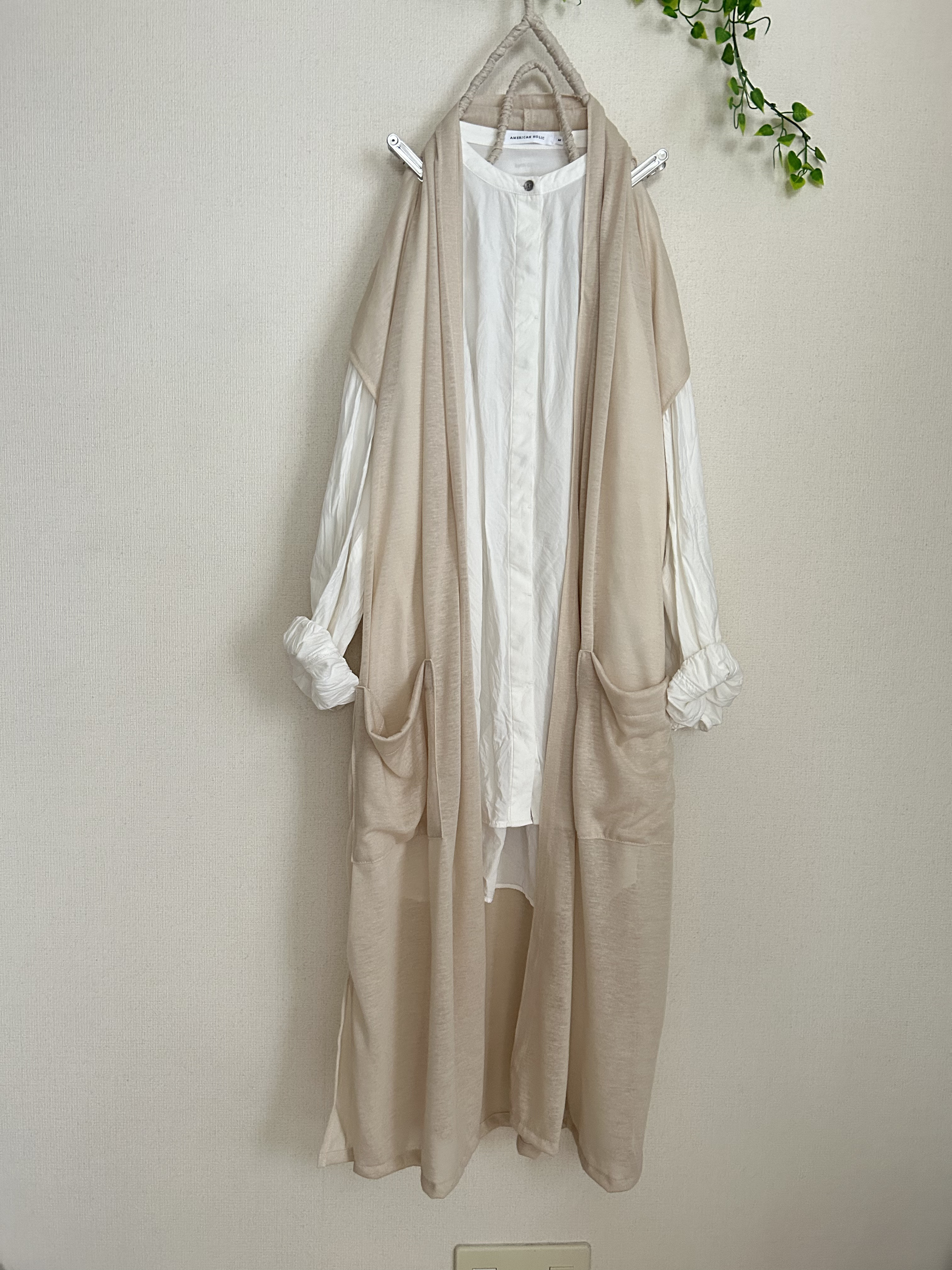 真夏てろてろレーヨンベージュニットローブロングジレ  ポケット付き。