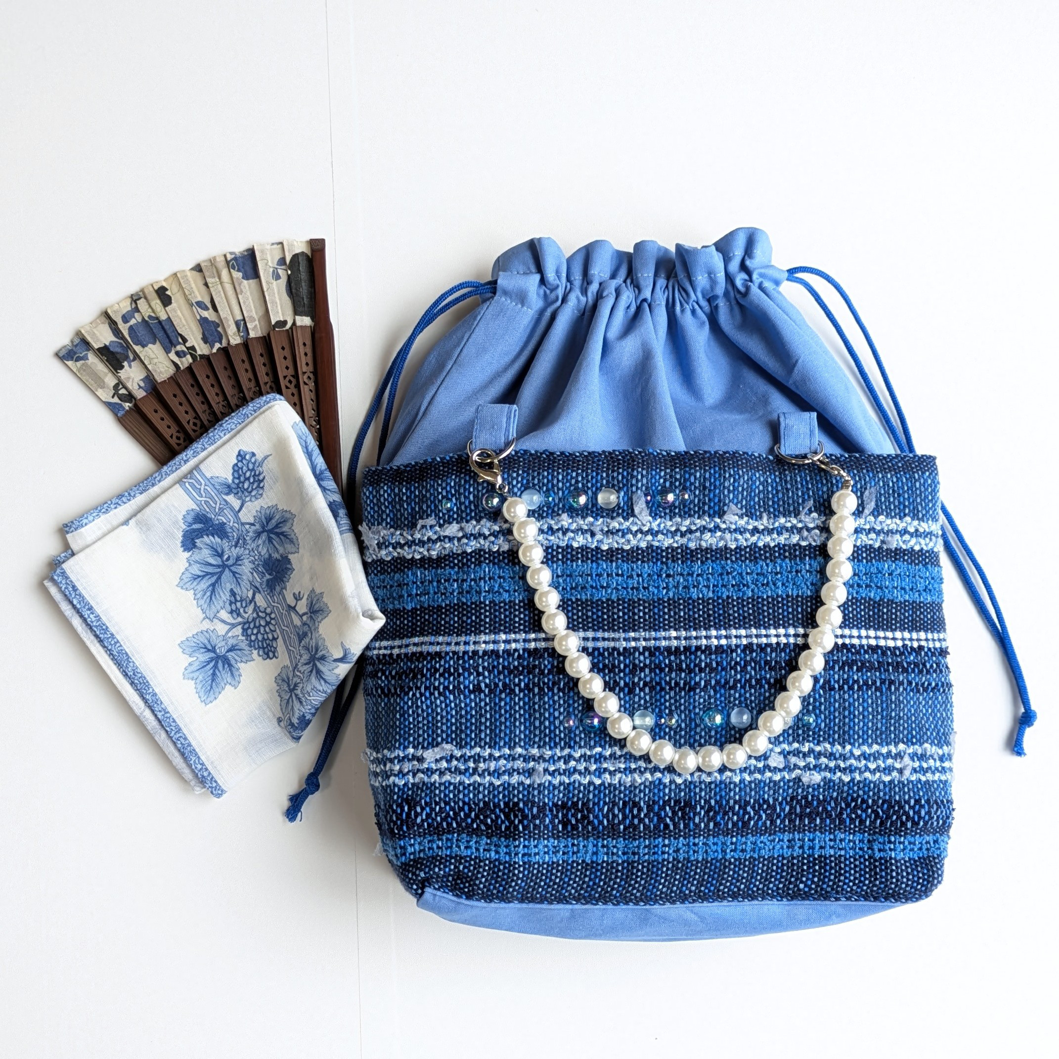 浴衣で持ちたい手織り布の巾着バッグ　パールの持ち手　落ち着いたブルー系の一点もの　日本の夏２０２５