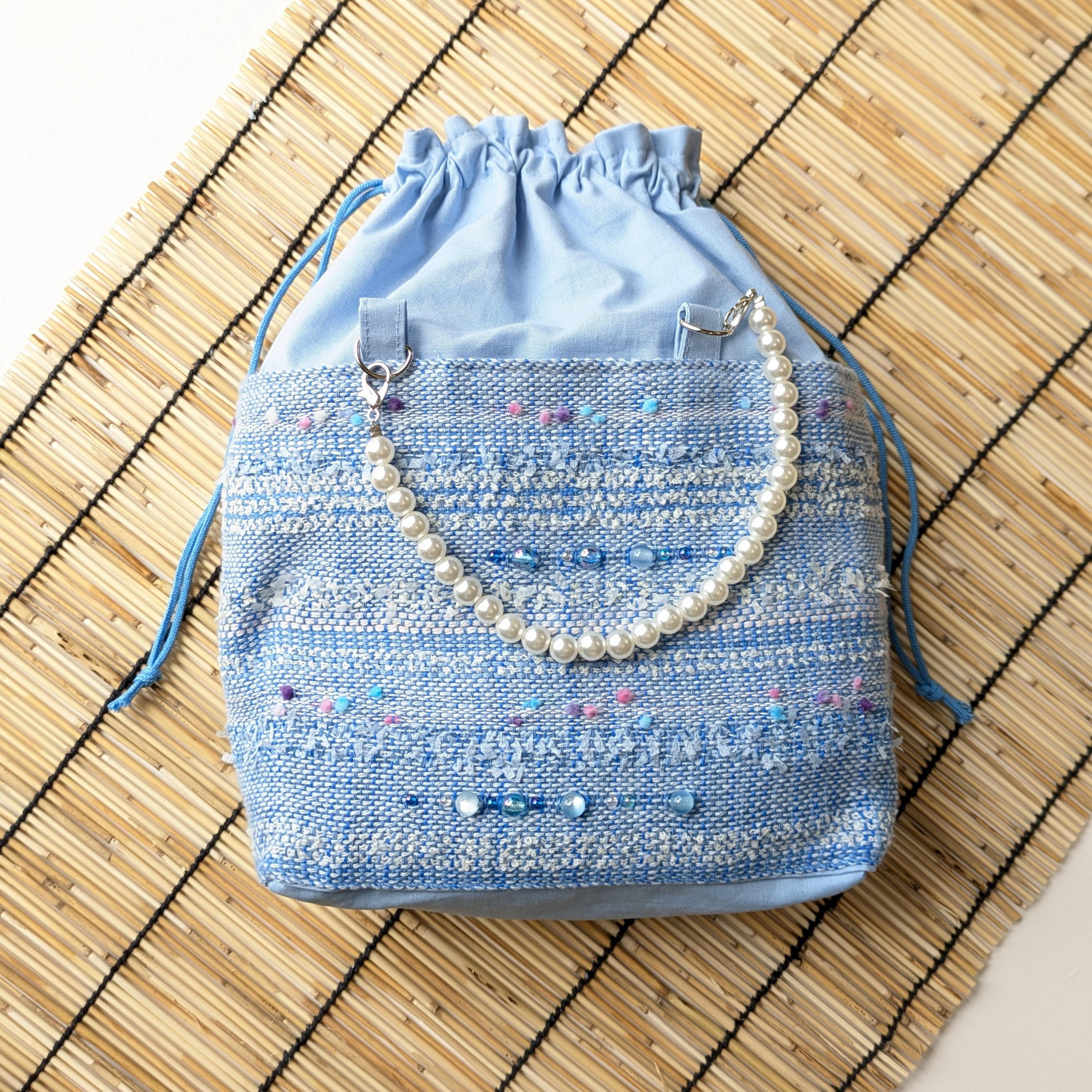 ★☆★浴衣で持ちたい手織り布の巾着バッグ　パールの持ち手　さわやかブルー系　一点もの　日本の夏２０２５