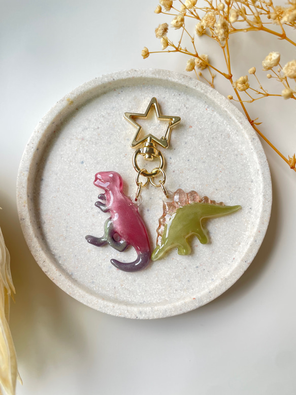 恐竜キーホルダー チャーム ティラノサウルス ステゴサウルス ピンク